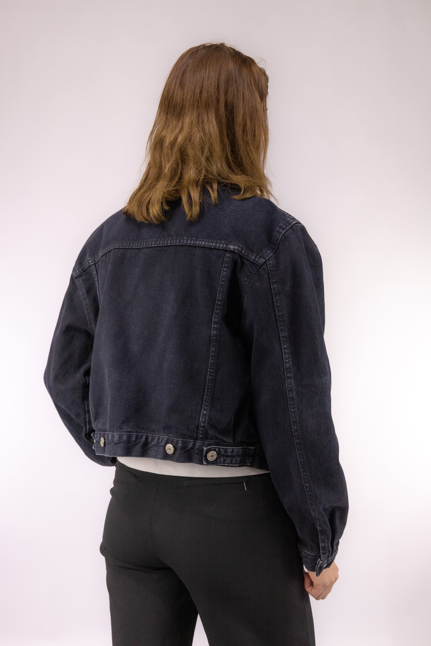 Achterkant van kort zwart vintage denim jasje – achteraanzicht