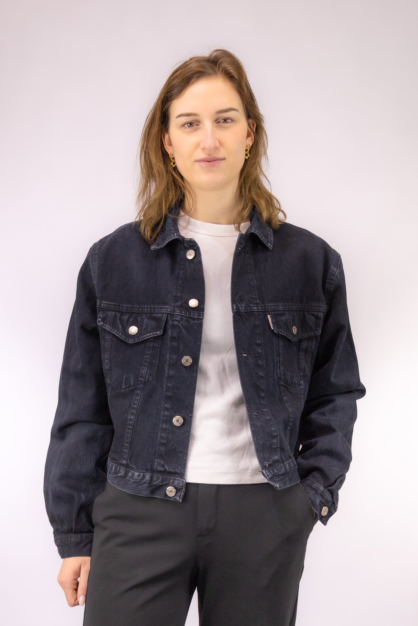 Kort zwart vintage denim jack van 100% katoen – vooraanzicht