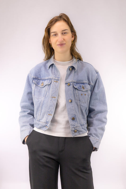 Vintage cropped denim jacket met lichte wassing en wijde mouwen – vooraanzicht