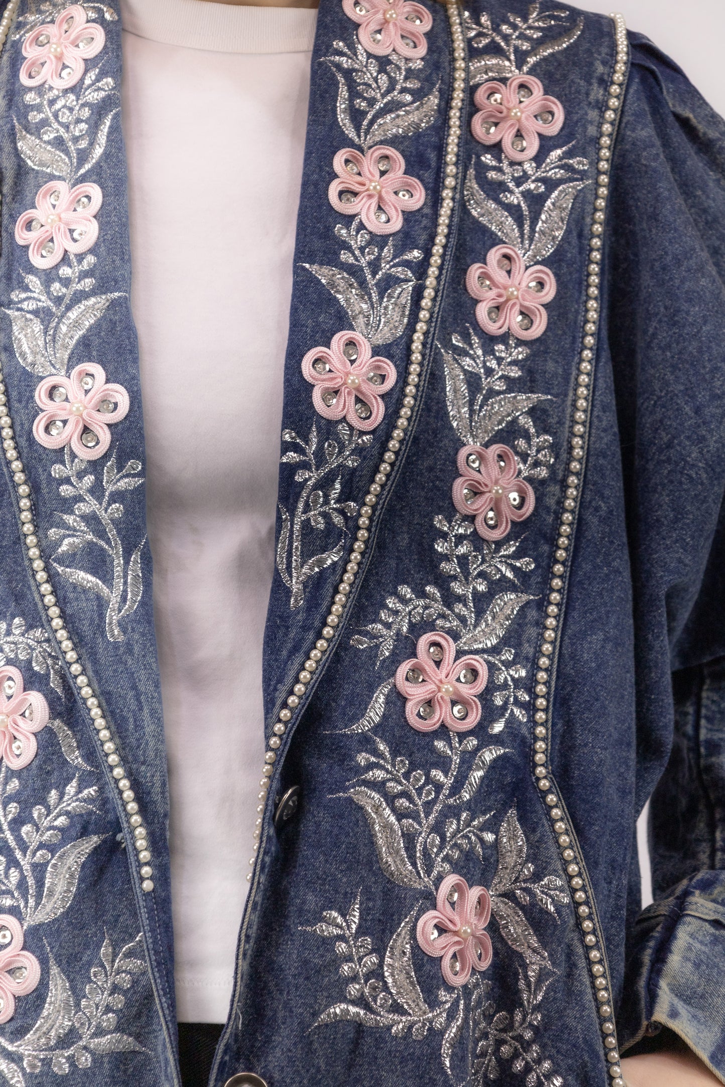 detail denim jacket borduur bloemen parel details stof structuur