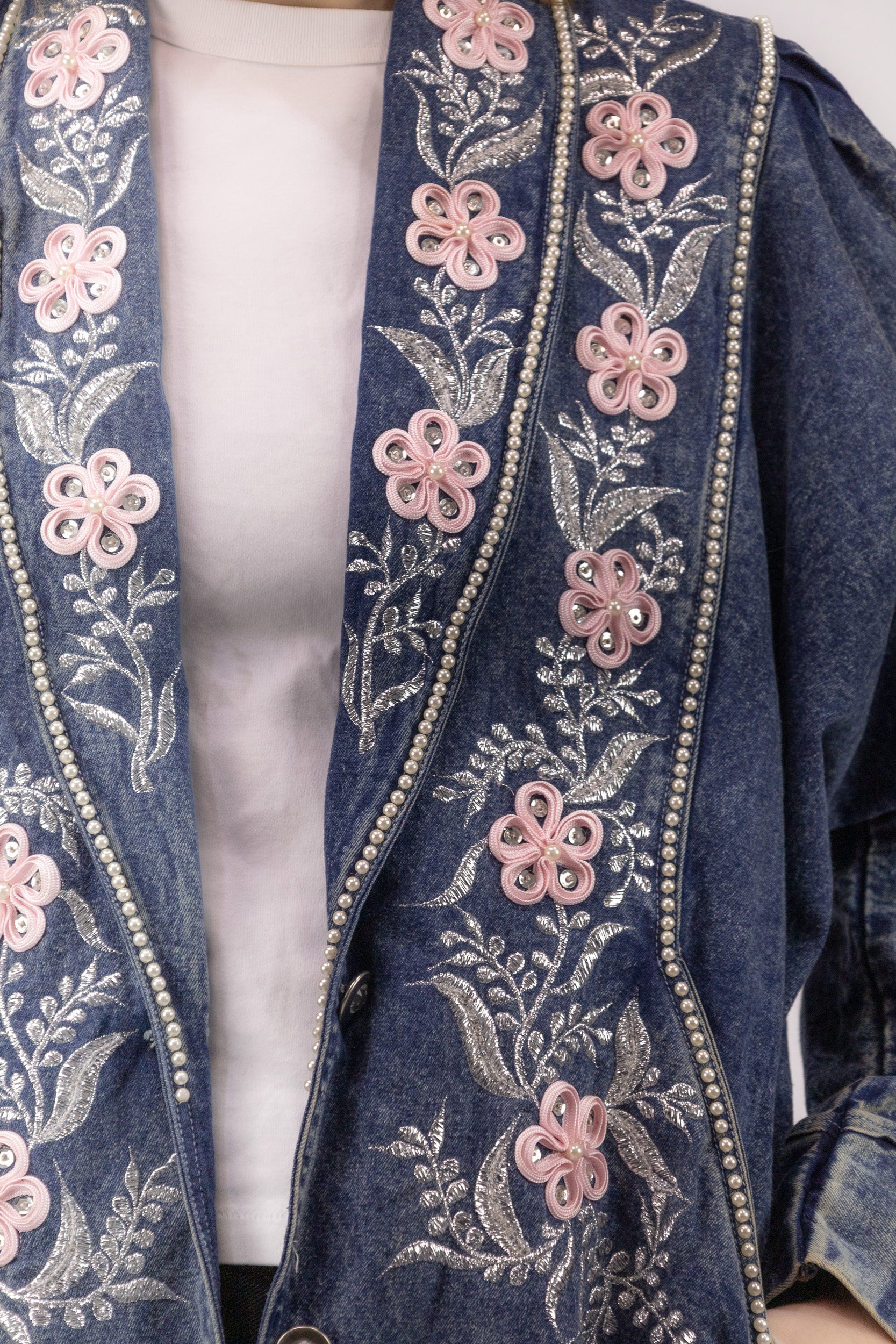 detail denim jacket borduur bloemen parel details stof structuur