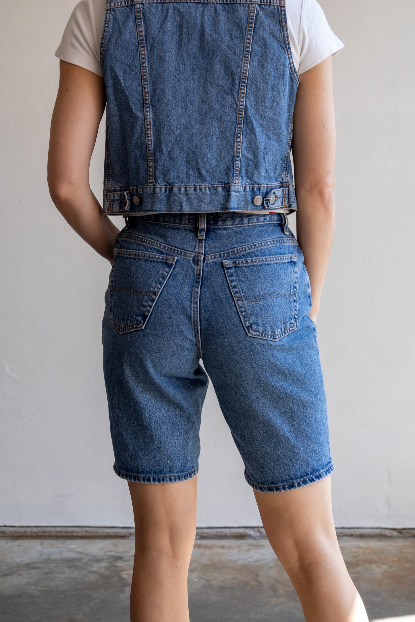Achterzijde van de vintage denim short met langere broekspijpen.