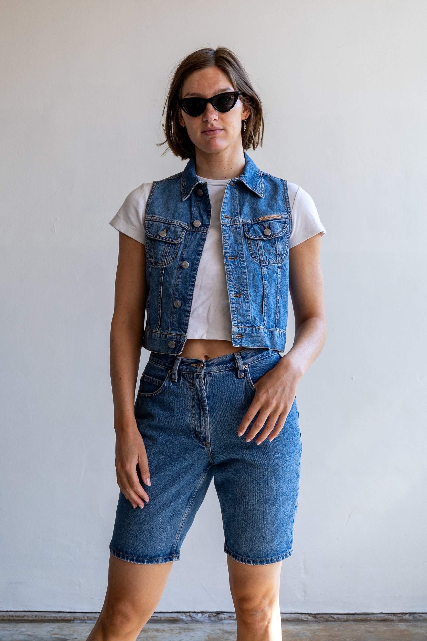 Vintage denim short van 100% katoen met een iets langere pasvorm.
