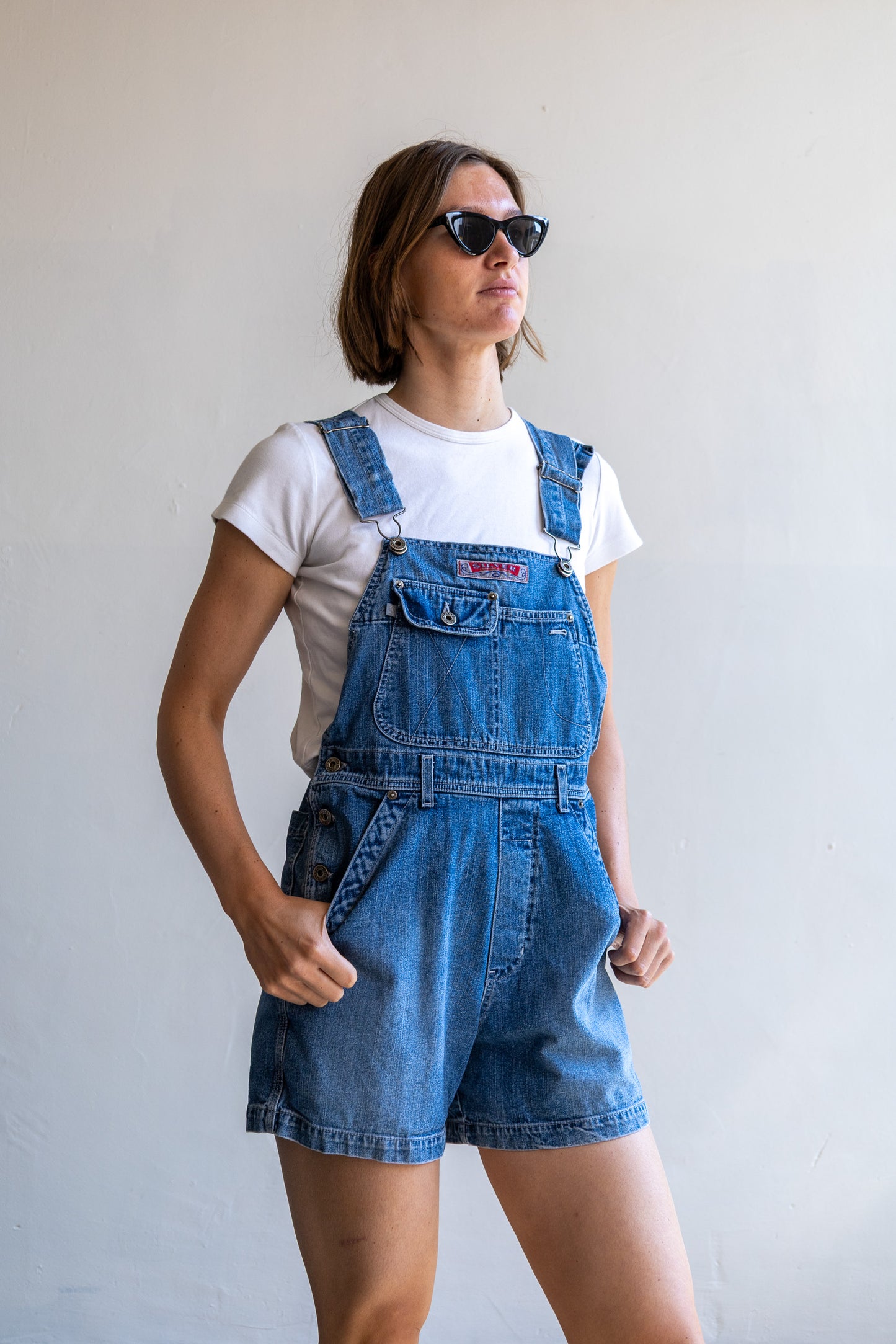Vintage denim jumpsuit in tuinbroekmodel met korte broekspijpen.