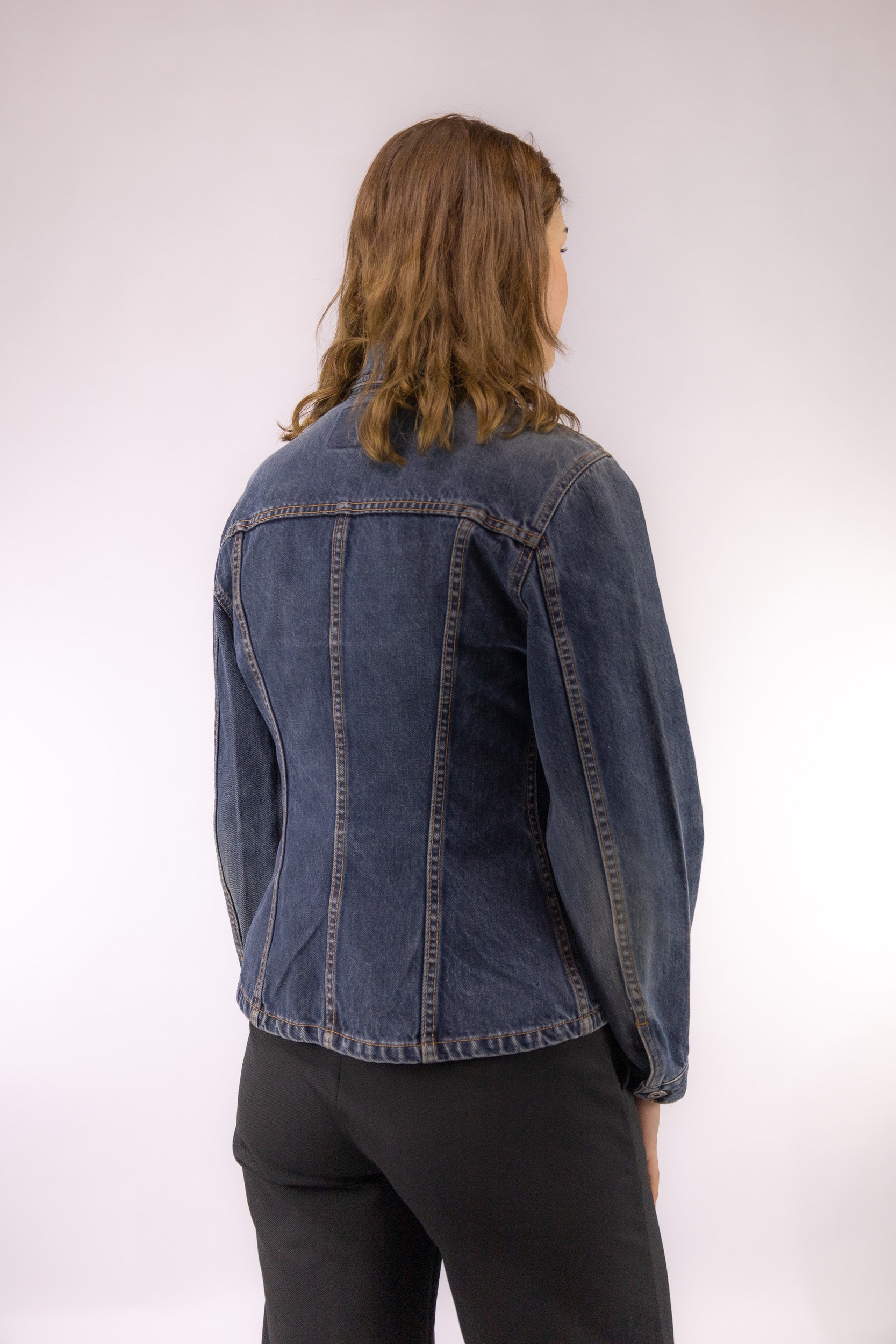 Achteraanzicht van getailleerd Miss Sixty vintage denim jacket op heuplengte