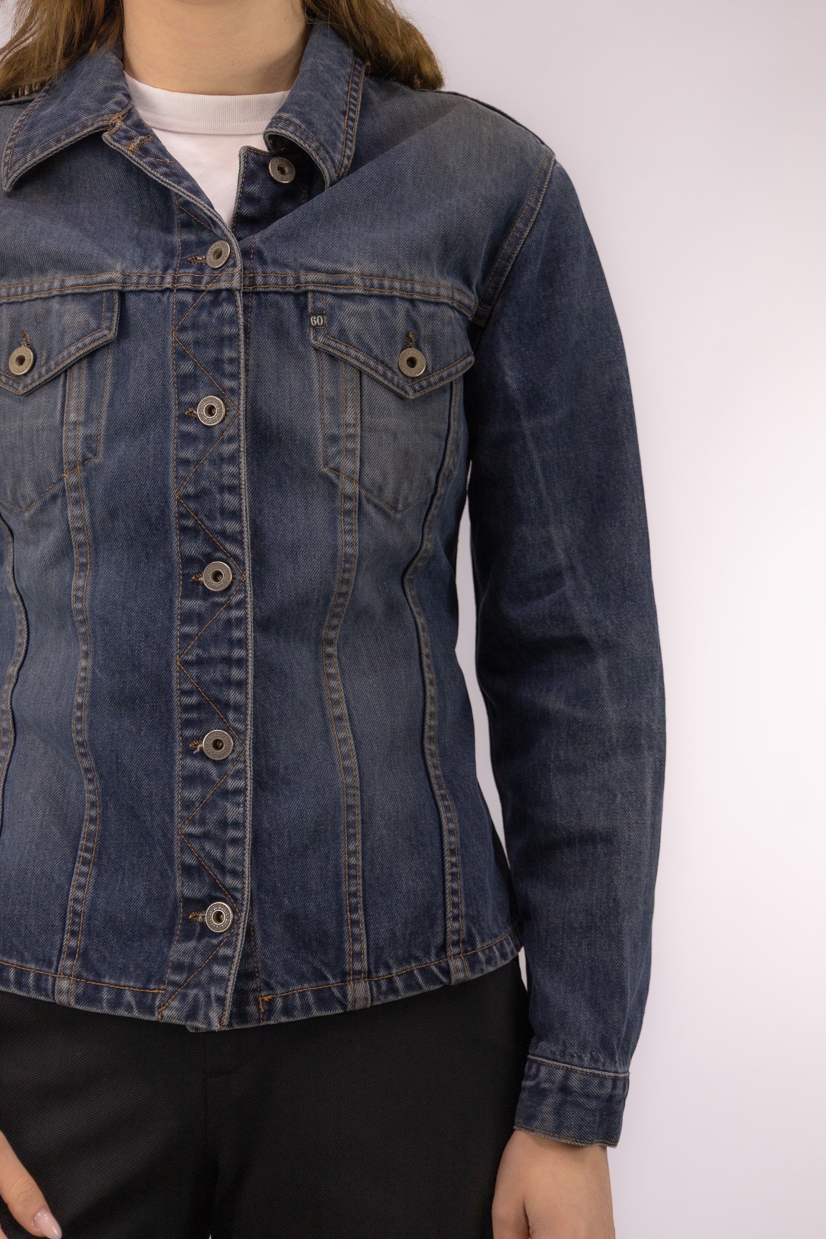 Detail van klassieke denim knoopsluiting op Miss Sixty vintage jasje