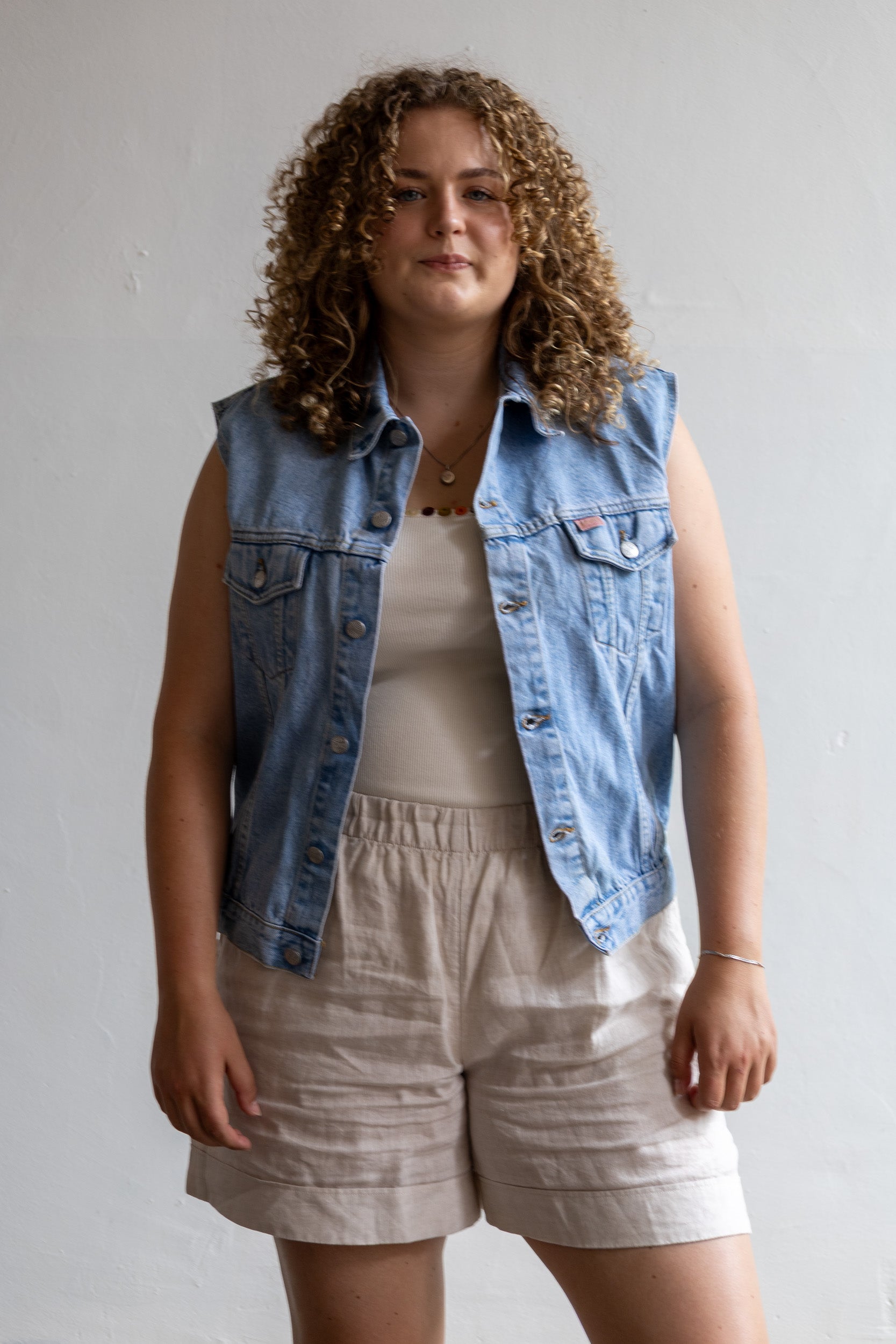 Vintage oversized denim gilet met lichte wassing in maat L/XL.