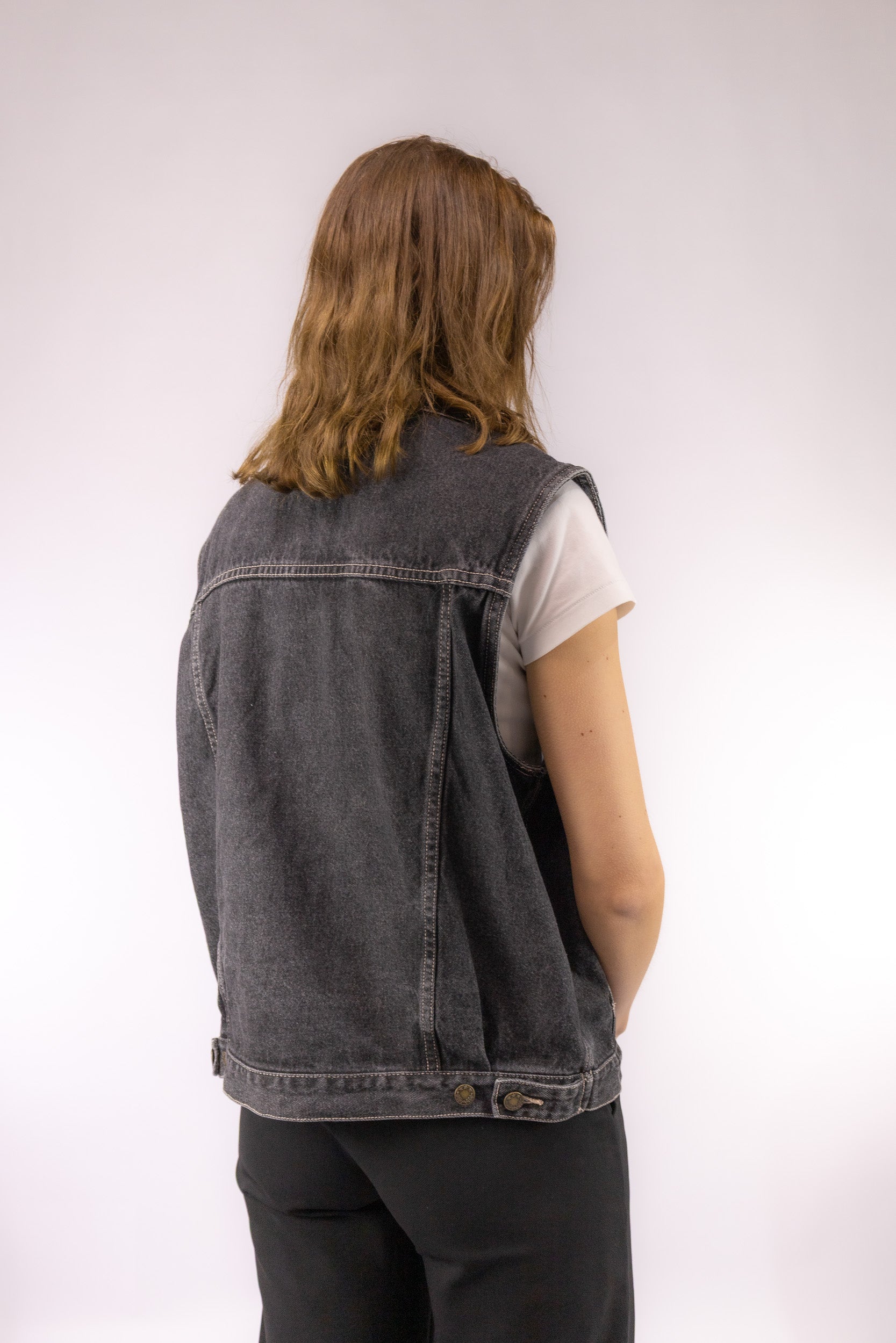 Achterkant van vintage zwart denim vest met subtiele wassing – achteraanzicht