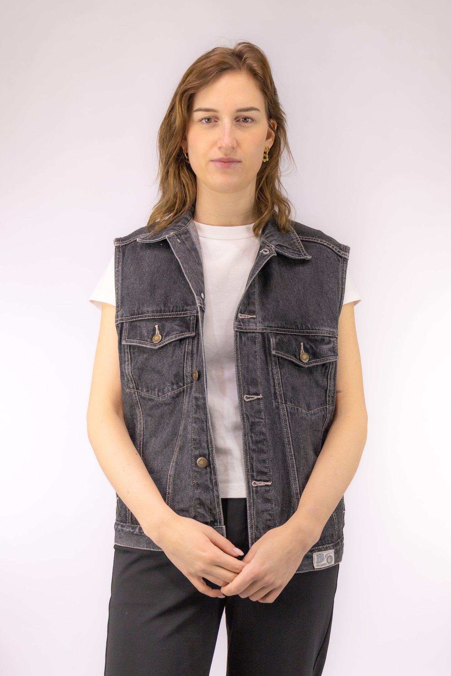 Vintage gewassen zwart denim gilet met knoopsluiting en klassieke details – vooraanzicht