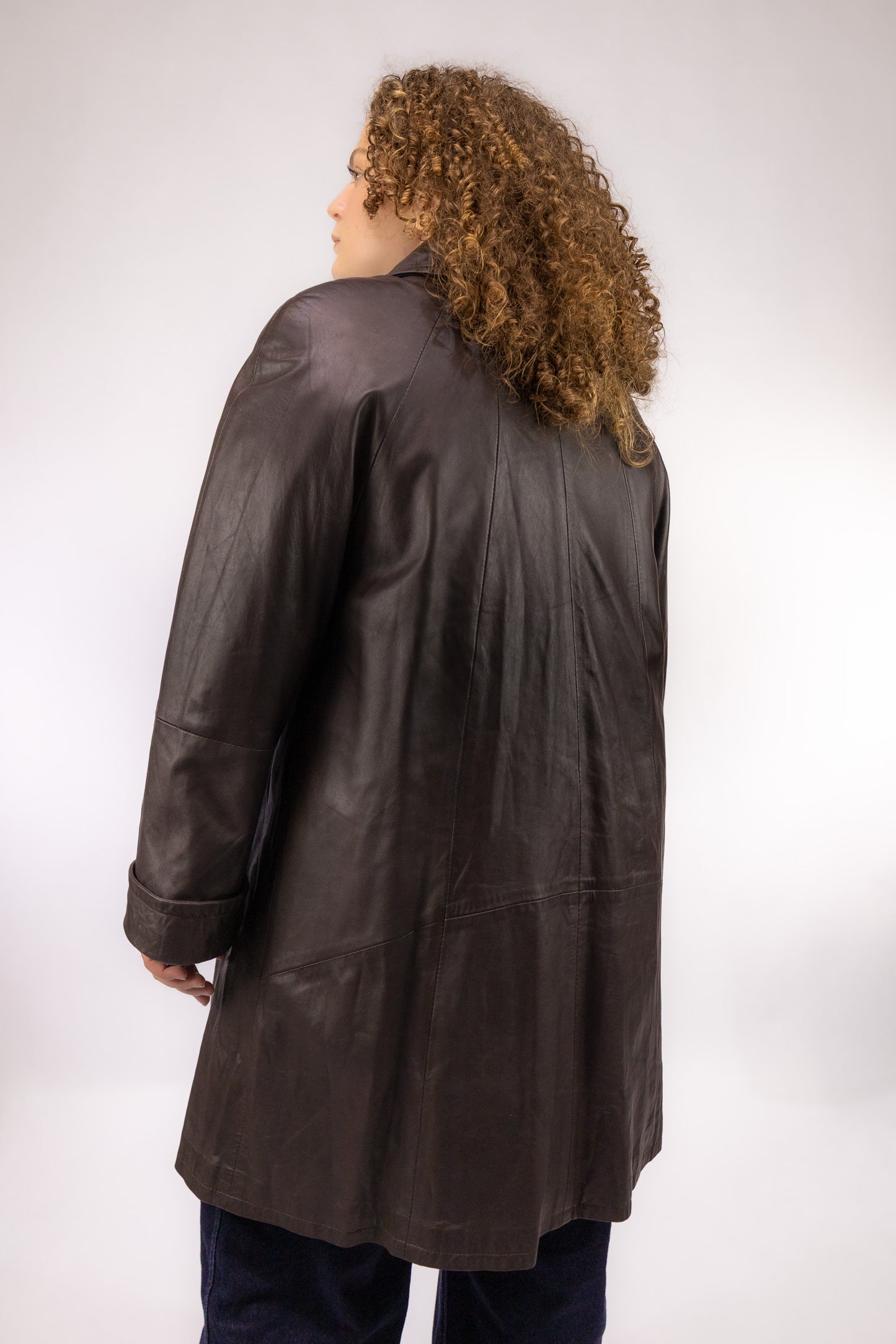 Achteraanzicht van donkerbruine vintage leren mantel met raglan mouwen – achteraanzicht