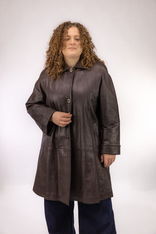 Donkerbruine vintage leren mantel in A-lijn model met knoopsluiting en ronde kraag – vooraanzicht