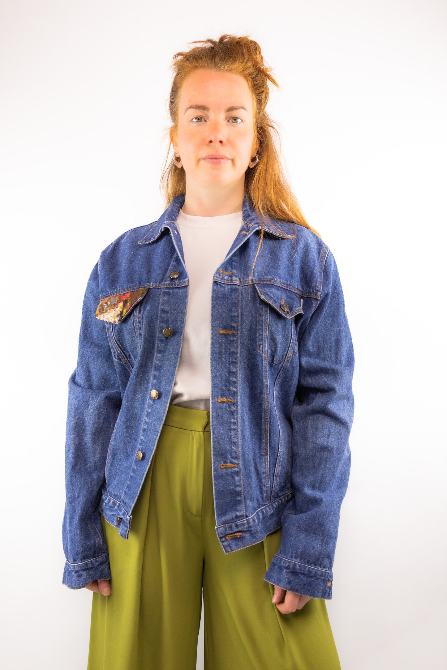 vintage denim jacket met borduurdetails op de voorkant