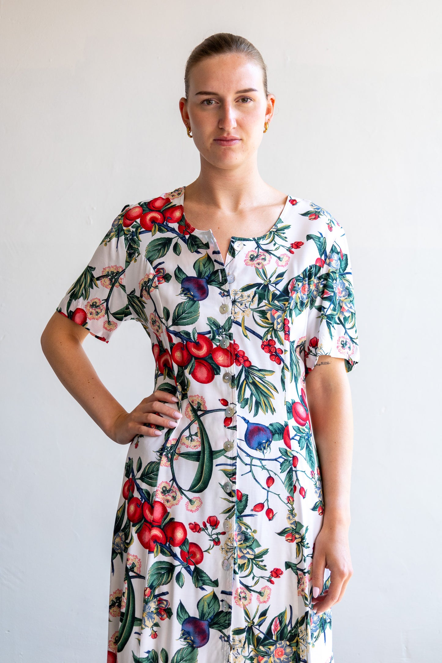 vintage witte jurk met kleurrijk dessin