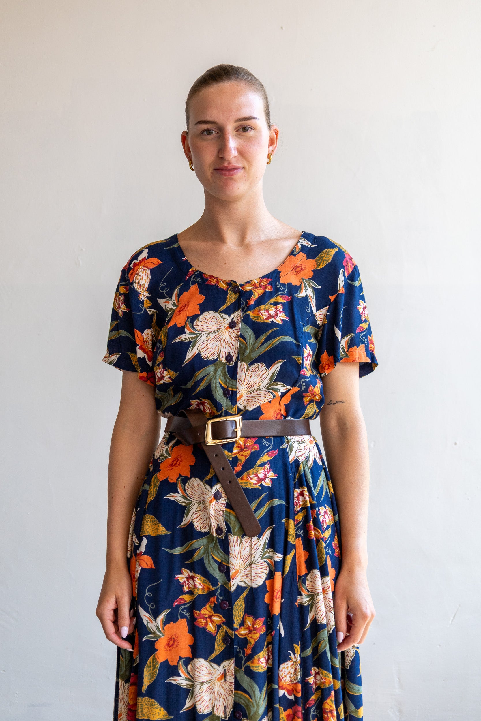 vintage donkerblauwe jurk met bloemendessin Sign of the Time
