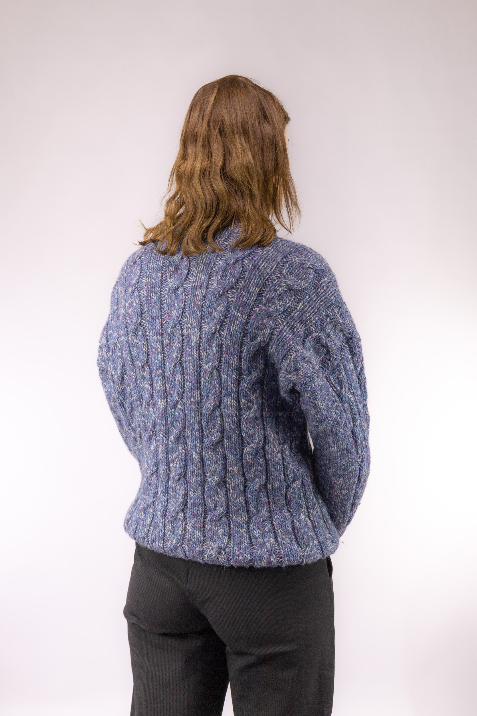 Achteraanzicht van vintage blauwe kabeltrui met slanke pasvorm