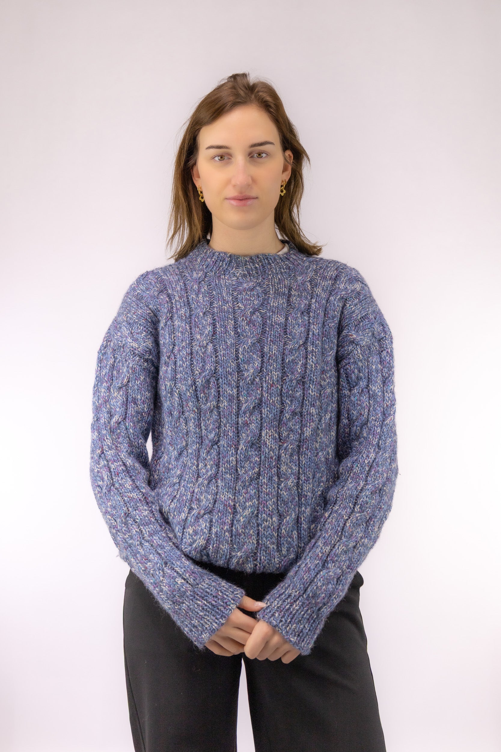 Vintage melange blauwe kabeltrui met ronde hals en slim fit – vooraanzicht