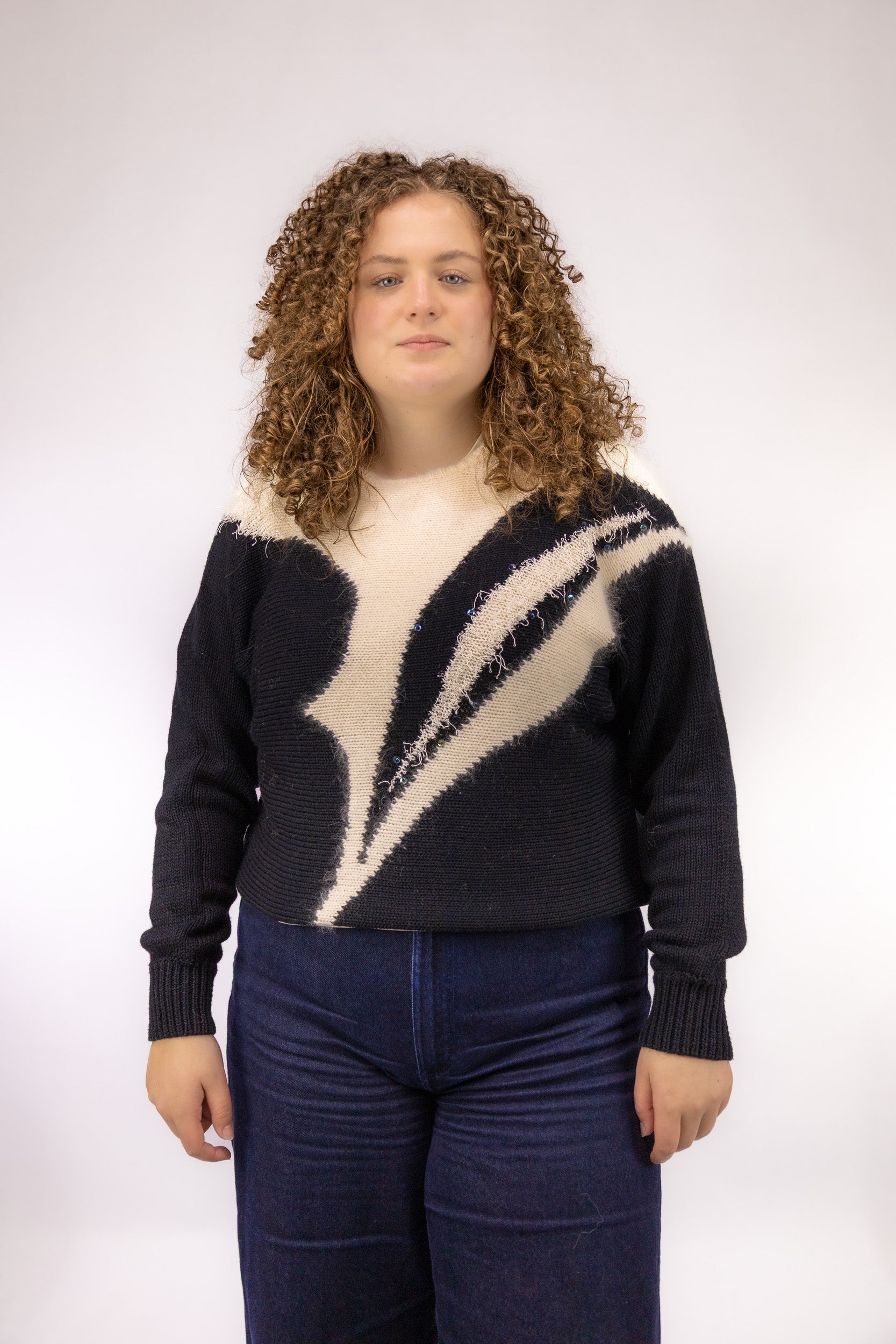 Zwarte vintage trui met wit organisch patroon en subtiele glitter- en kralendetails – vooraanzicht