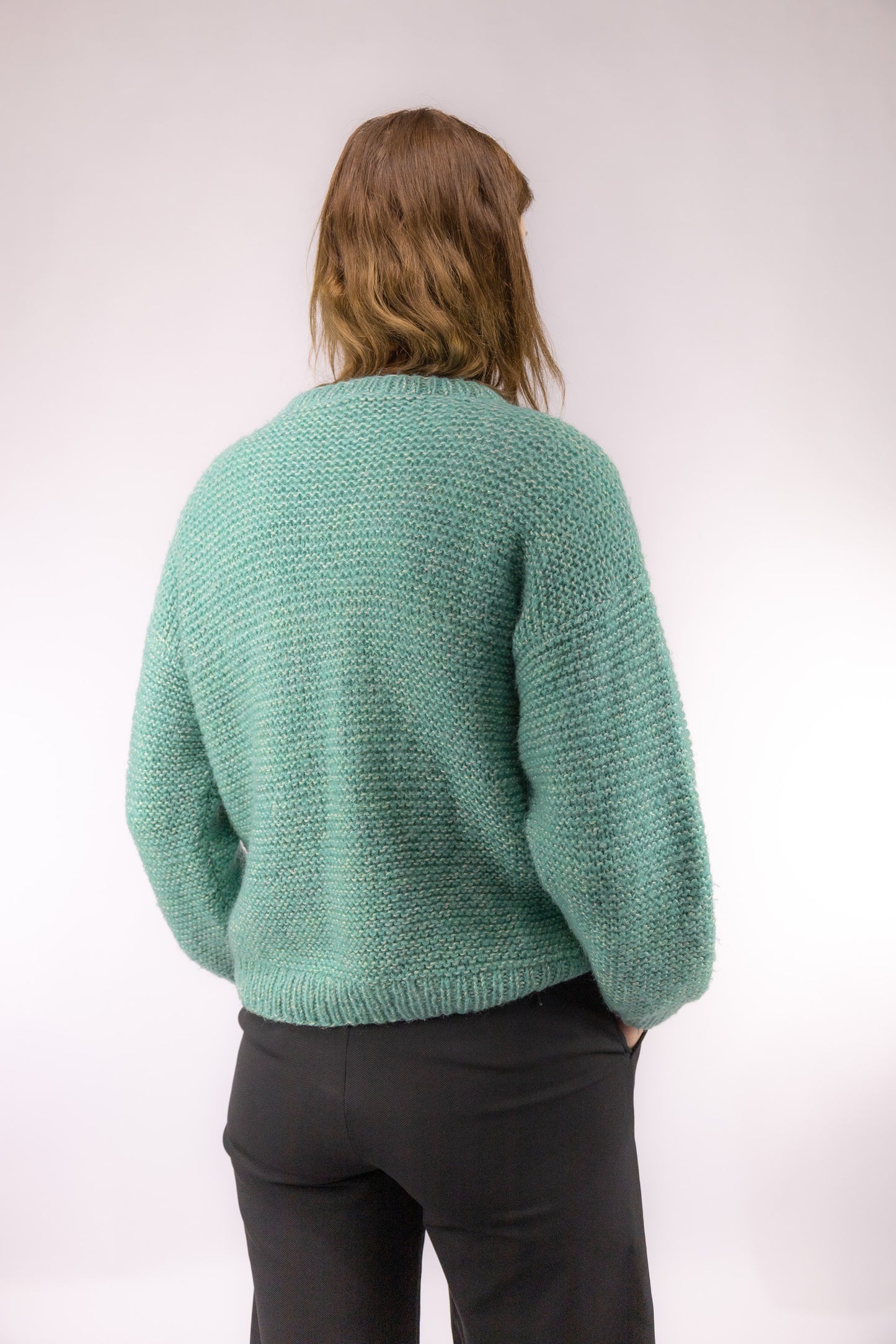 Achteraanzicht van oversized vintage gebreide trui in mintgroen