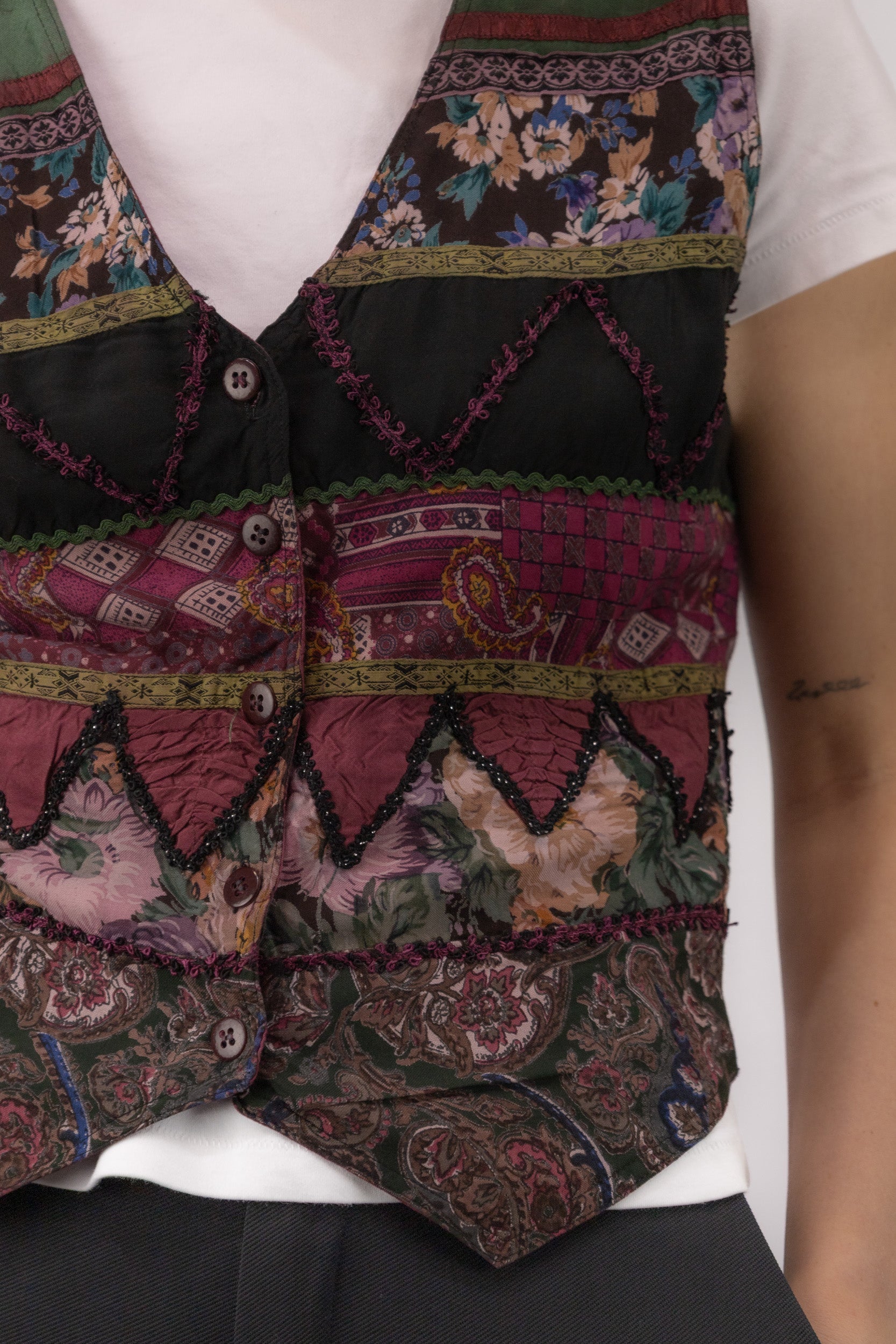 detail gilet bordeaux stof stroken bloemen glitter bandjes viscose