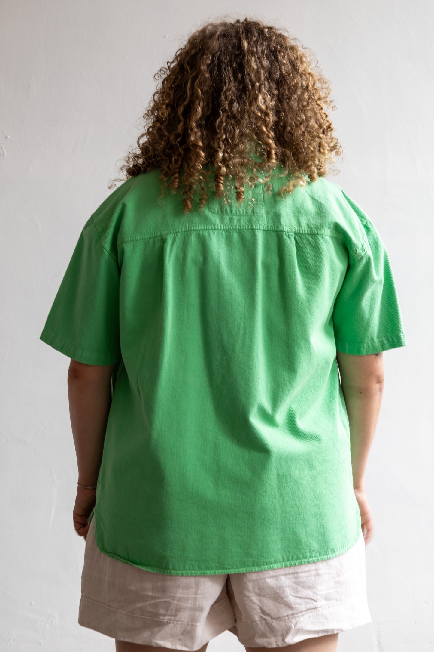 Achterzijde van de vintage groene Plantoon herenblouse met ruime pasvorm.