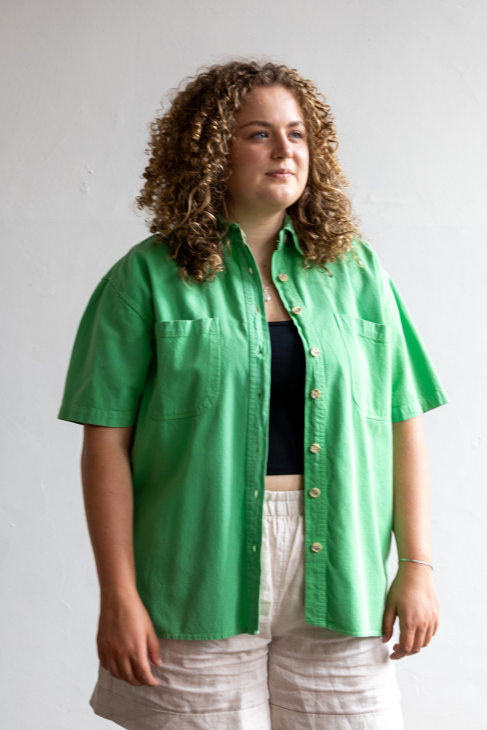 Vintage groene Plantoon blouse van 100% katoen met fijne corduroy-achtige structuur.