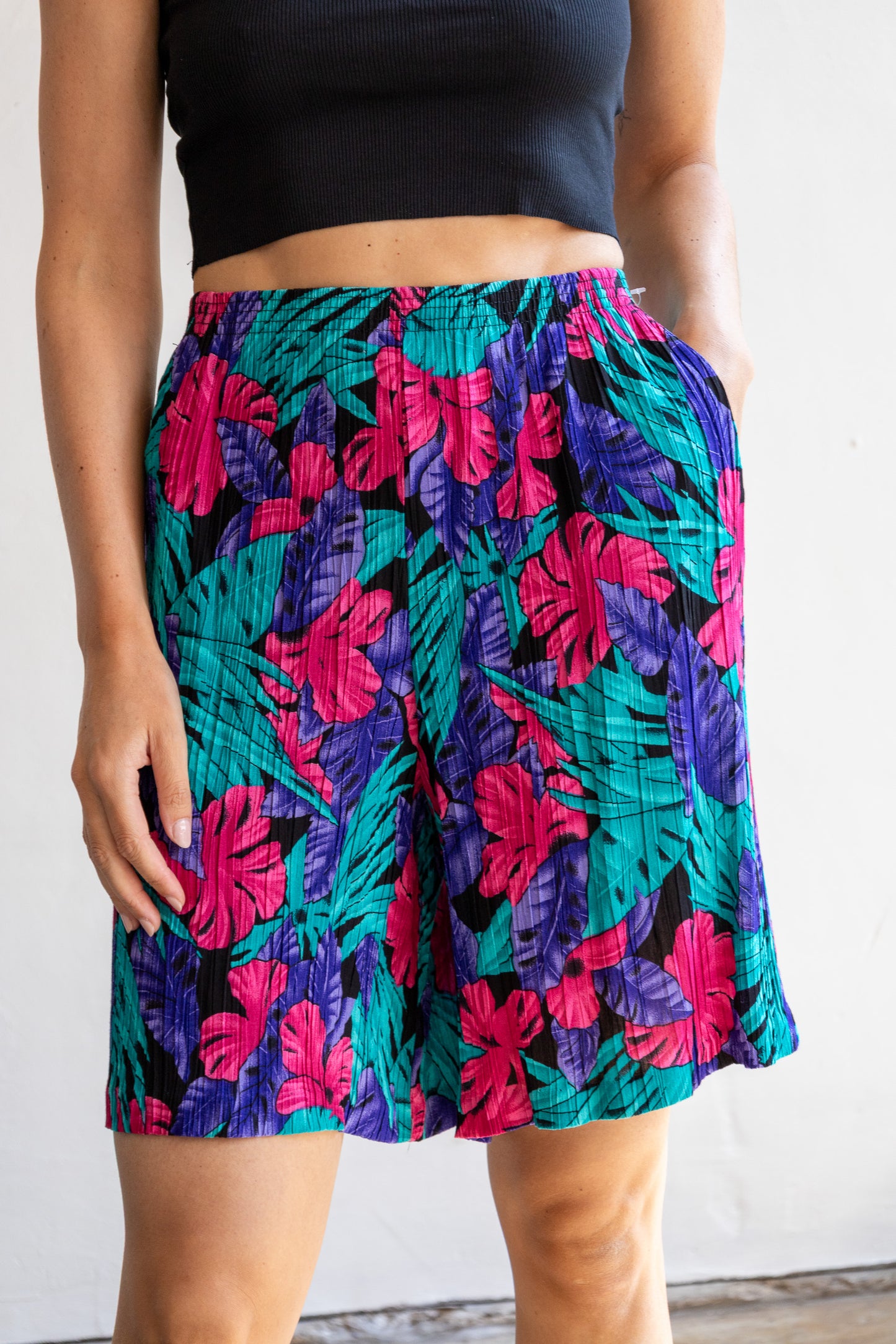 Detail van de vintage short met plissé stof, bloemenprint en elastische tailleband.