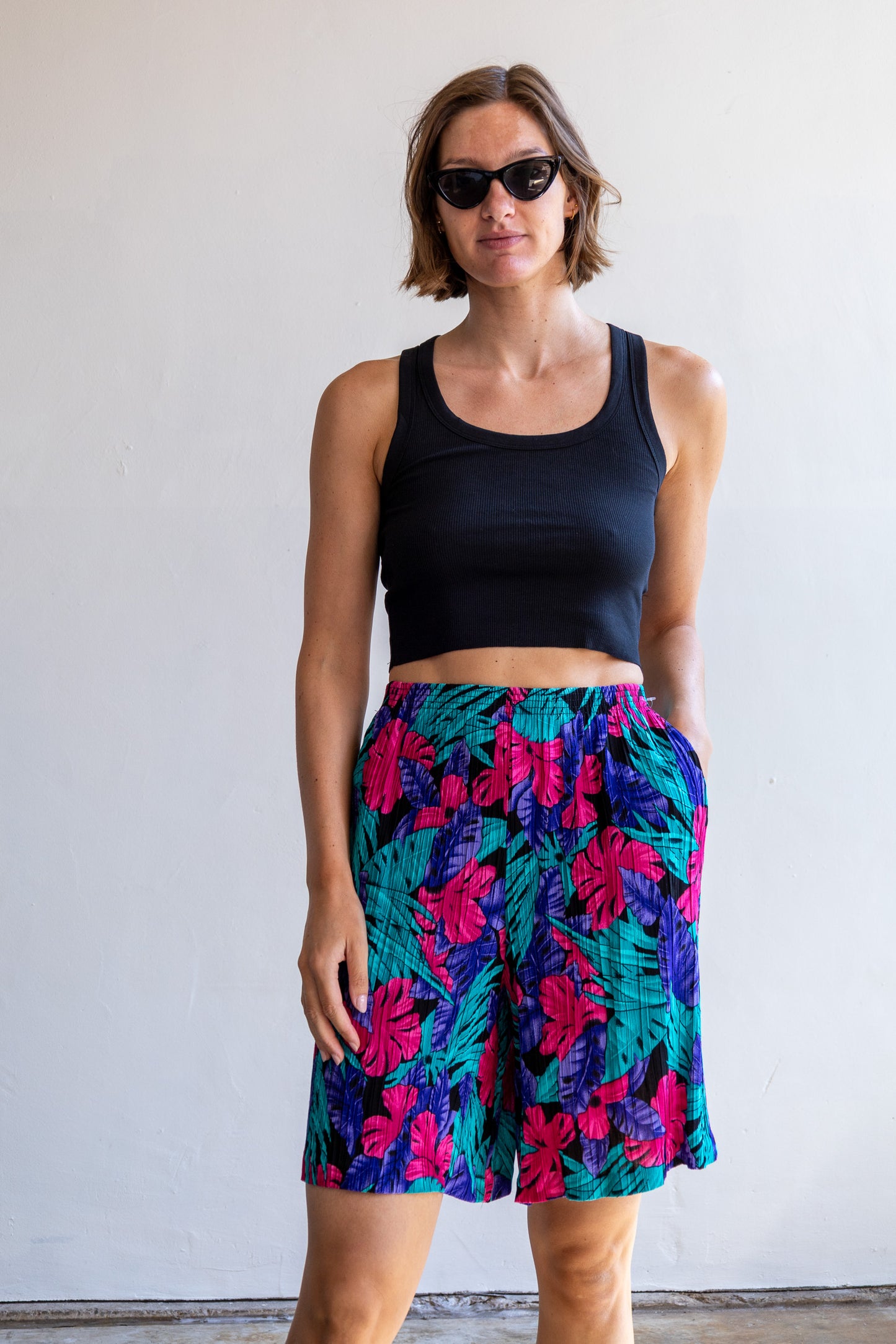 Vintage plissé short met Hawai bloemenprint in zwart, groen, paars en geelgroen.