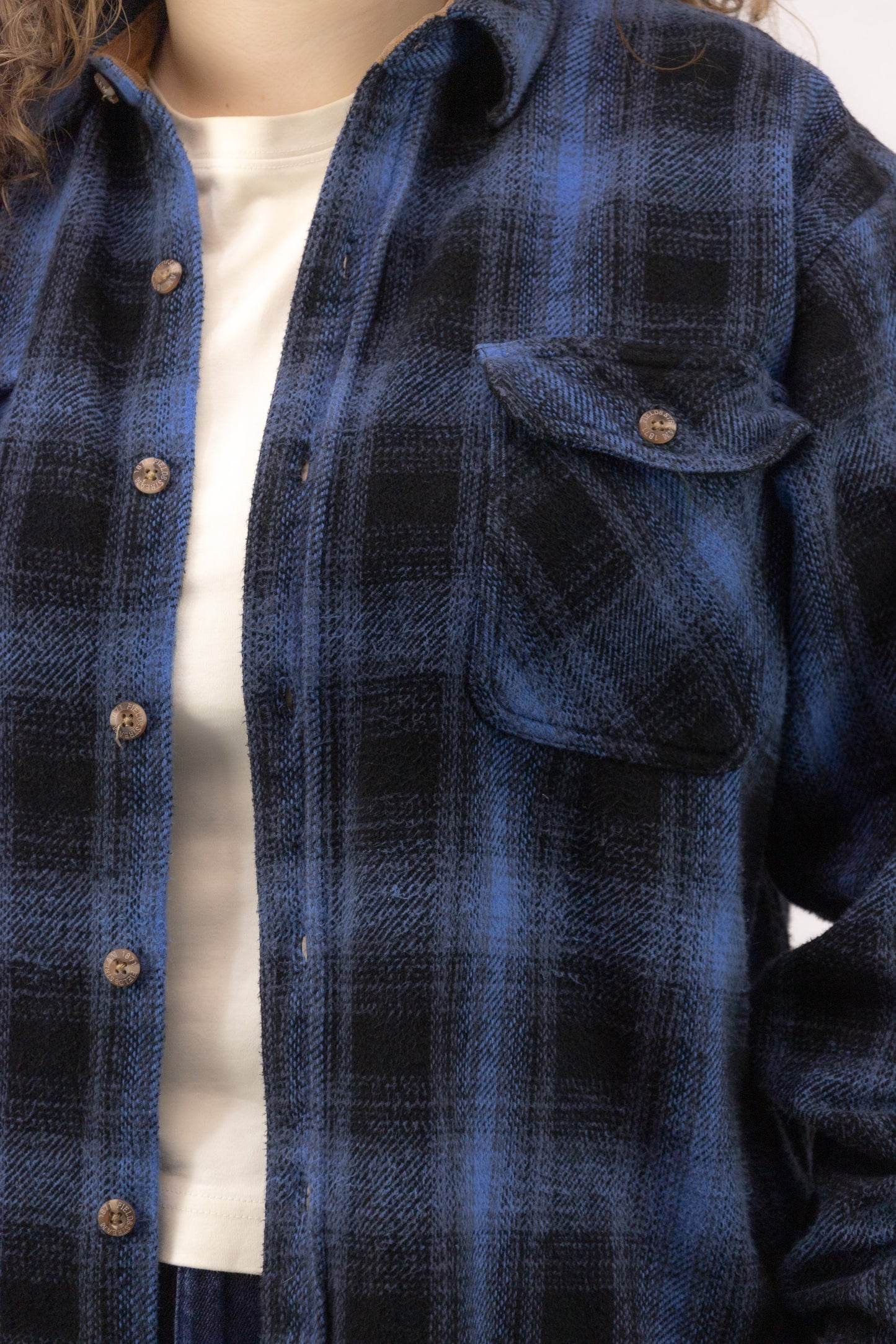 Detail van blauw-zwarte buffalo check ruitpatroon op vintage oversized blouse