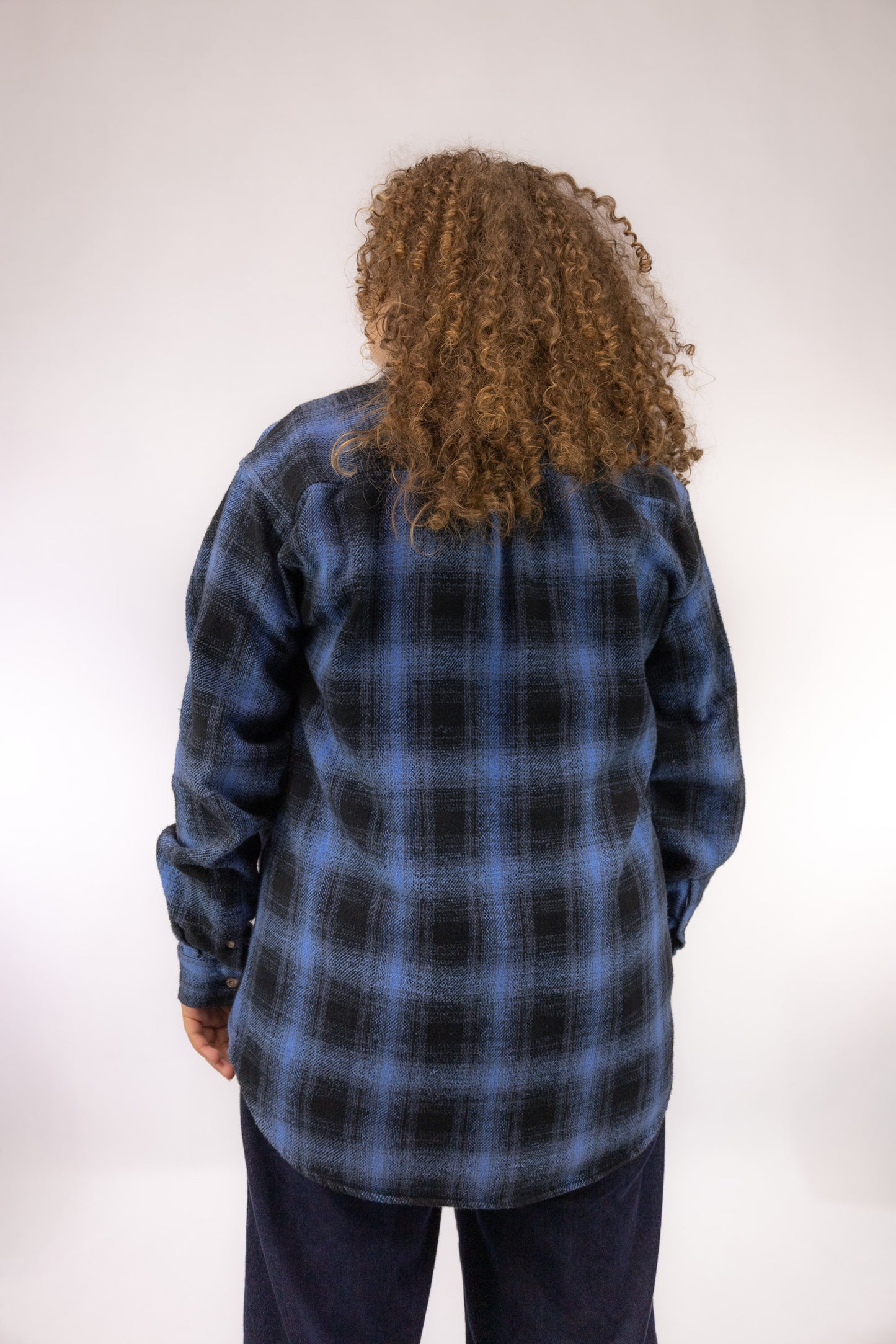 Achteraanzicht van lange vintage buffalo check blouse in blauw-zwarte ruit – achteraanzicht