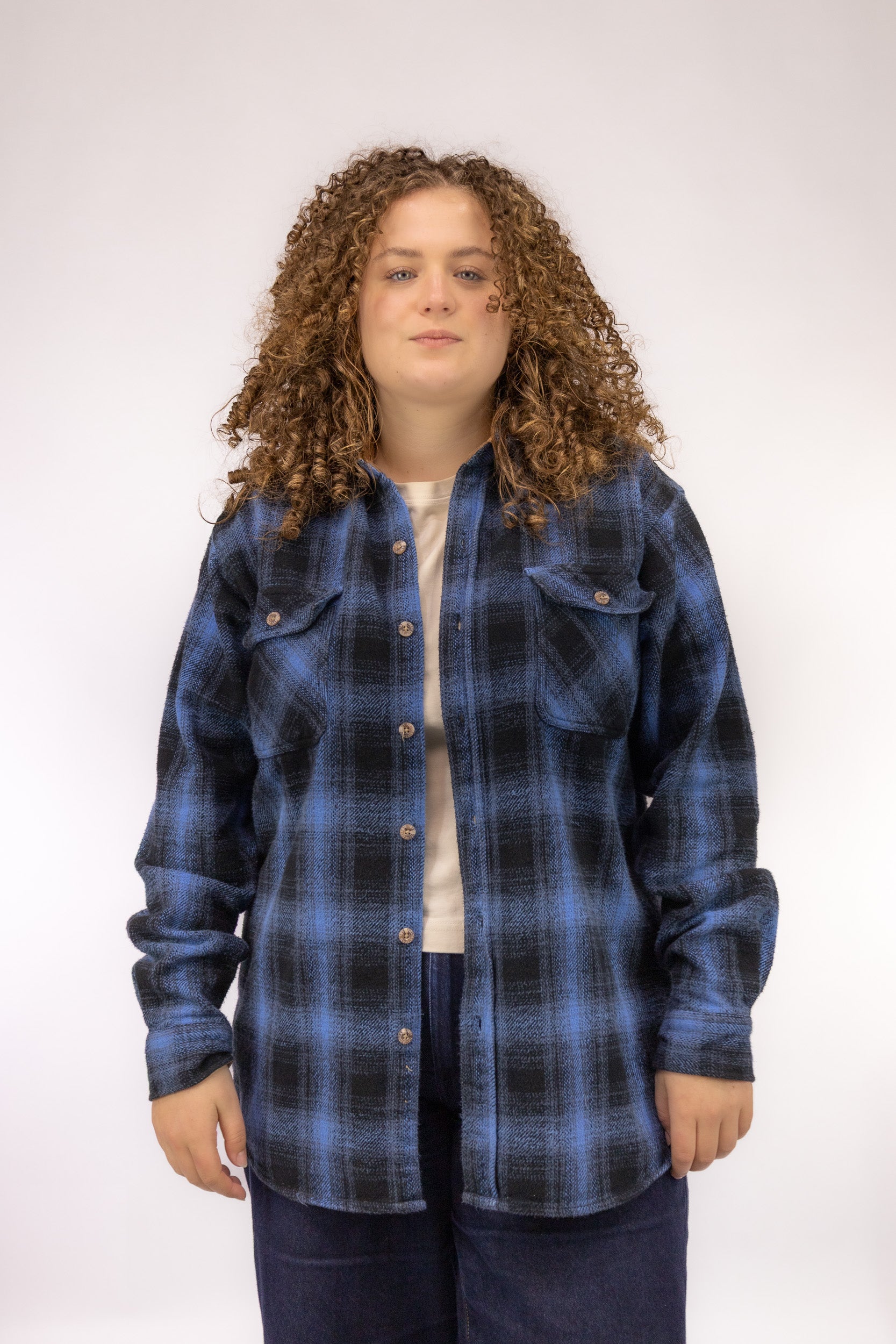 Vintage oversized buffalo check blouse in blauw en zwart, lang herenmodel – vooraanzicht