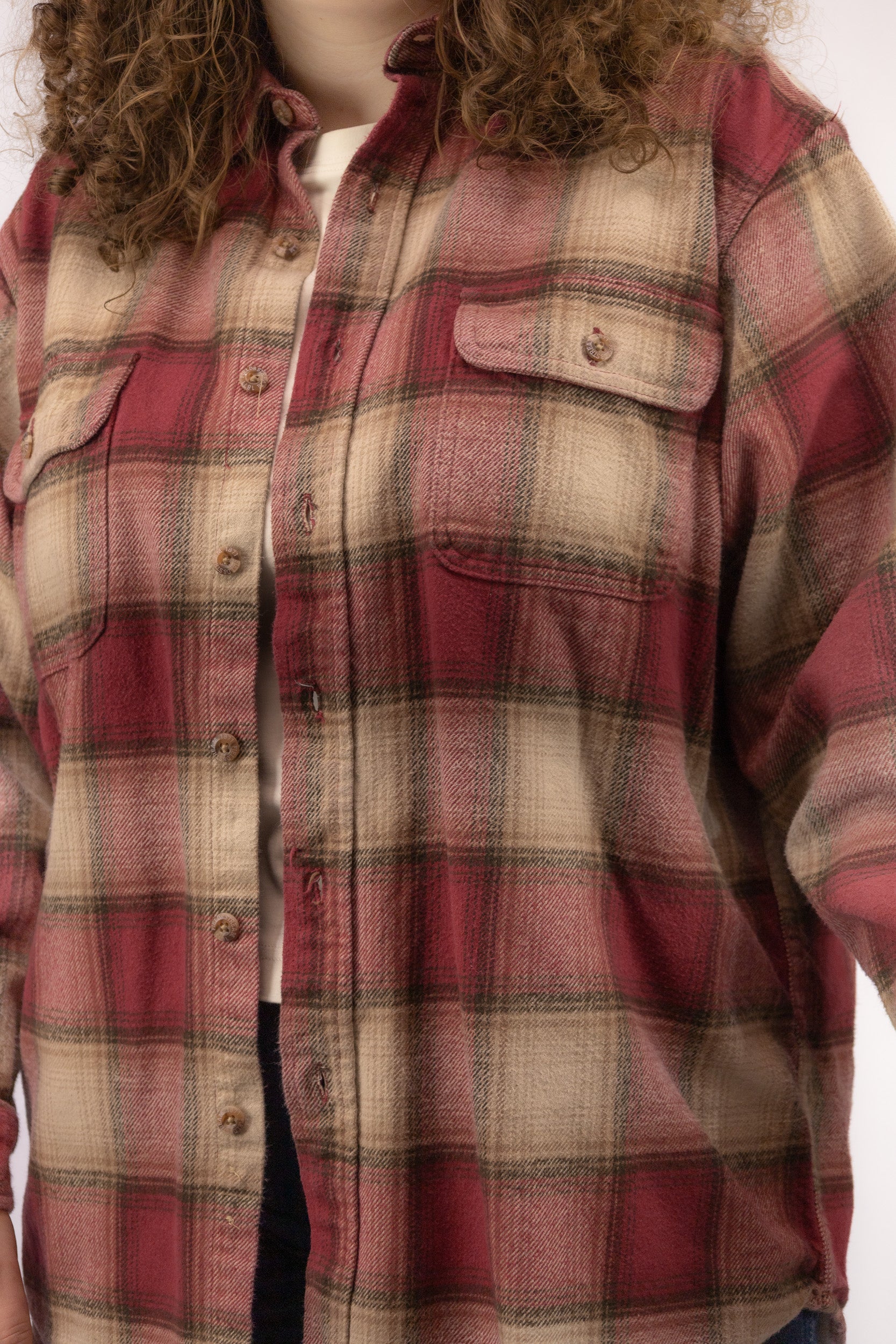 Detail van rood-beige tartan ruitpatroon op zachte katoenen vintage blouse