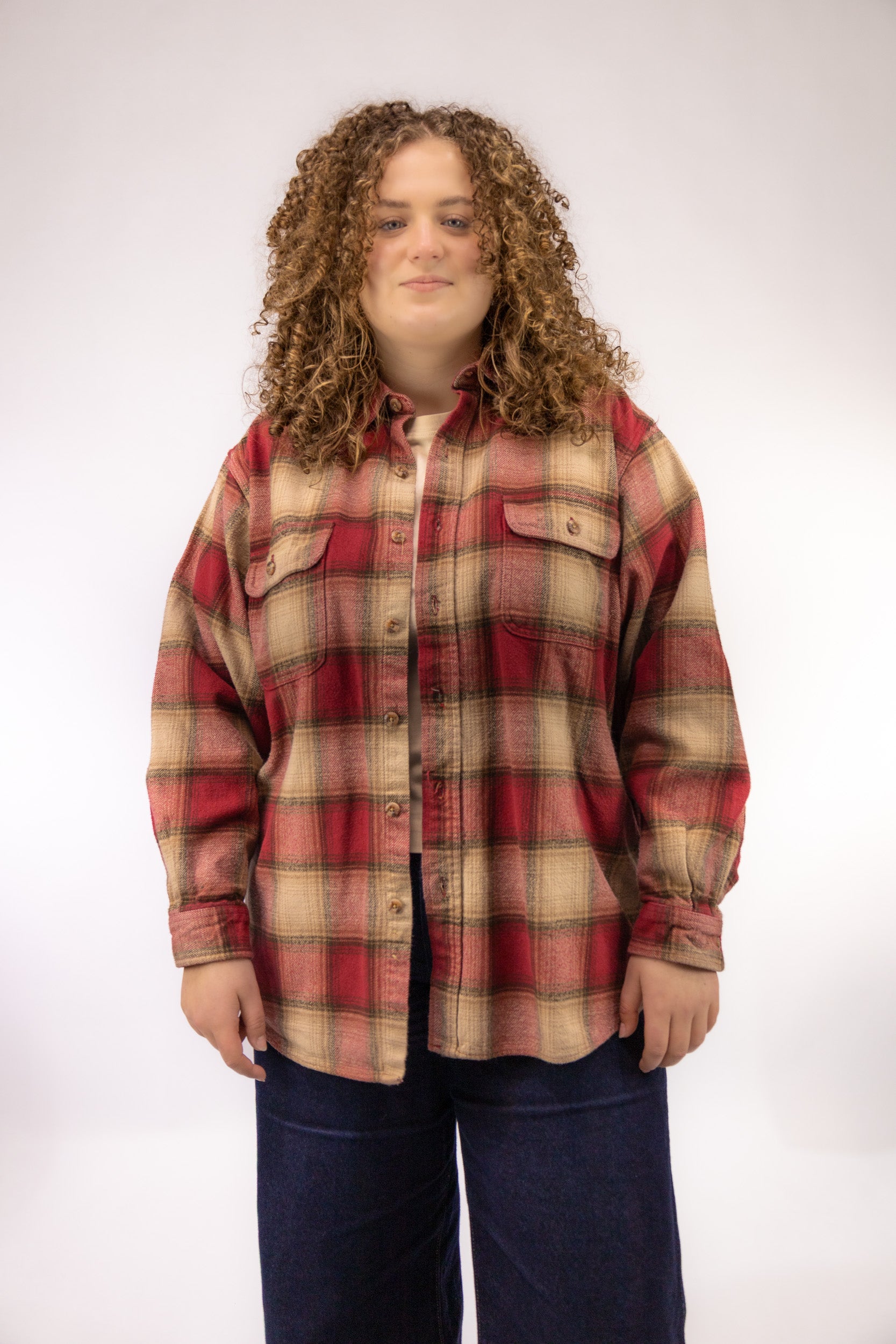 Vintage oversized herenblouse met rood-beige tartan ruit van zacht 100% katoen – vooraanzicht