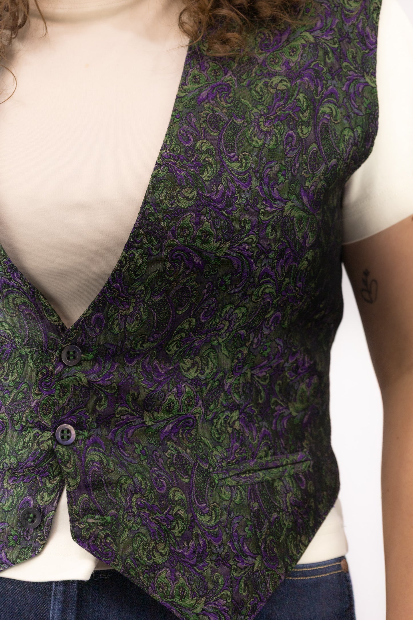 detail jacquard gilet paars groen geweven patroon stof
