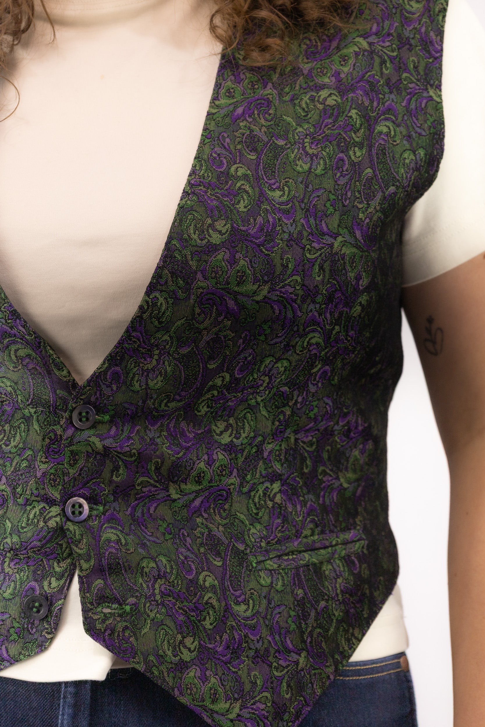 detail jacquard gilet paars groen geweven patroon stof
