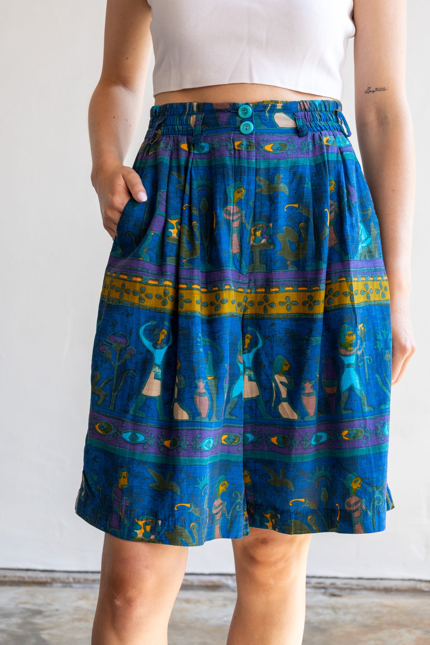Vintage jort met fantasy print, langere broekspijpen en elastische tailleband.