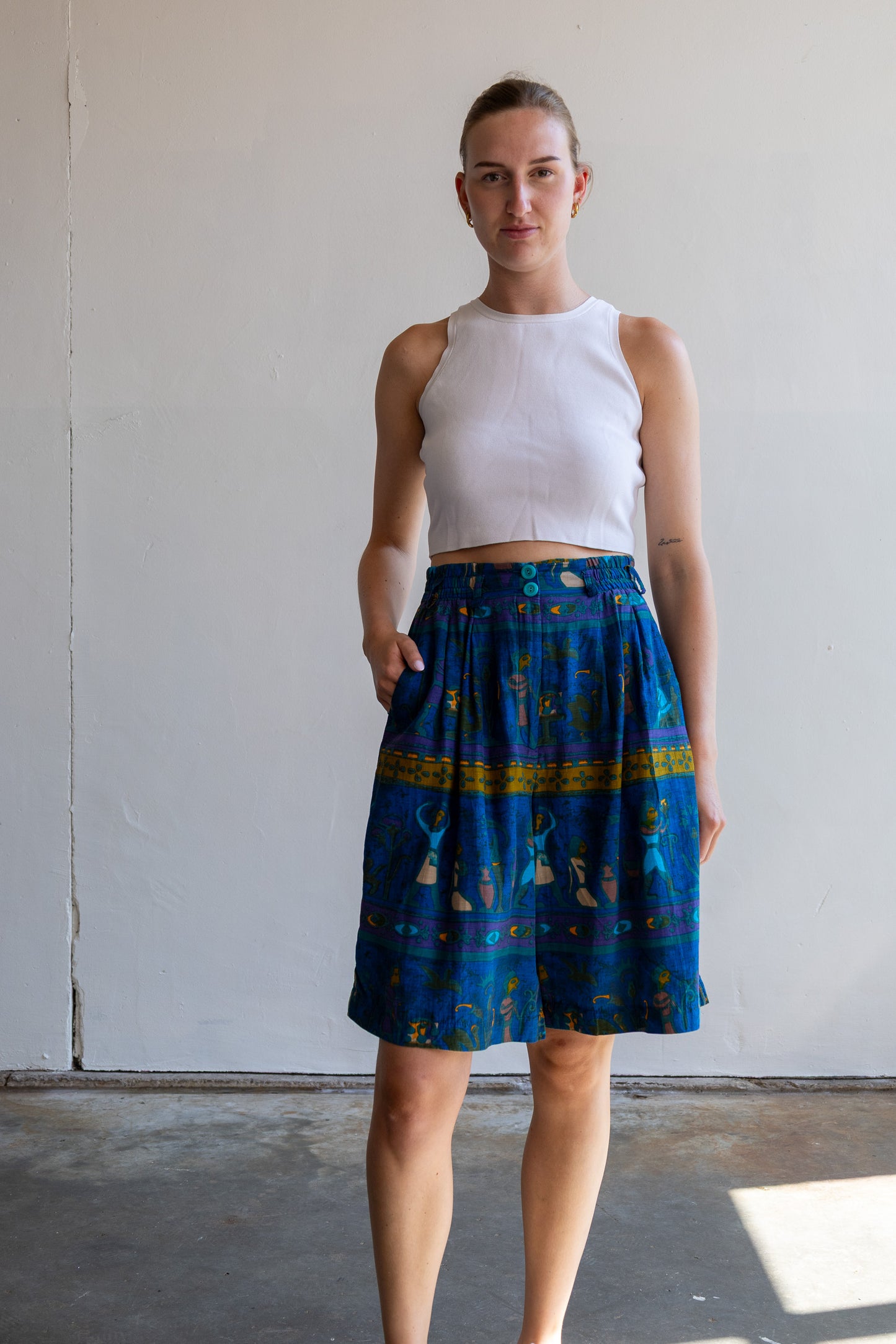 Vintage jort met fantasy print, langere broekspijpen en elastische tailleband.