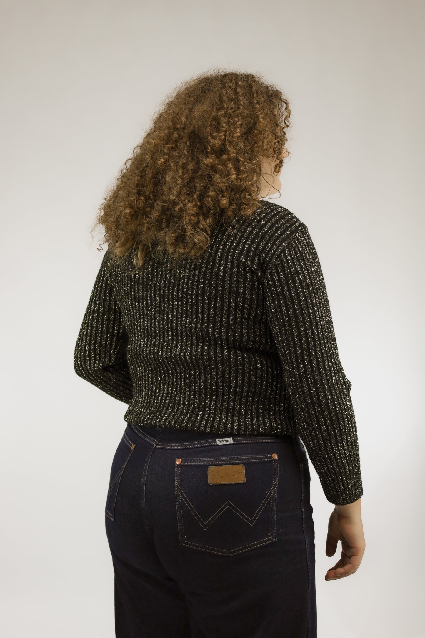 Achteraanzicht van zwarte vintage gebreide coltrui met subtiele glitters