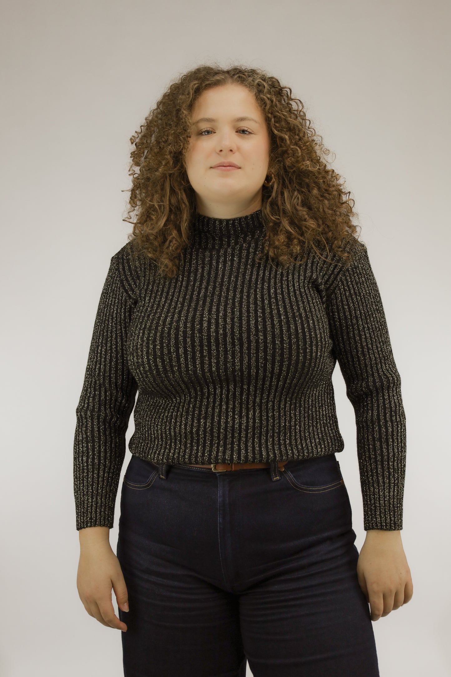 Zwarte vintage coltrui met subtiele gouden glitters, vooraanzicht