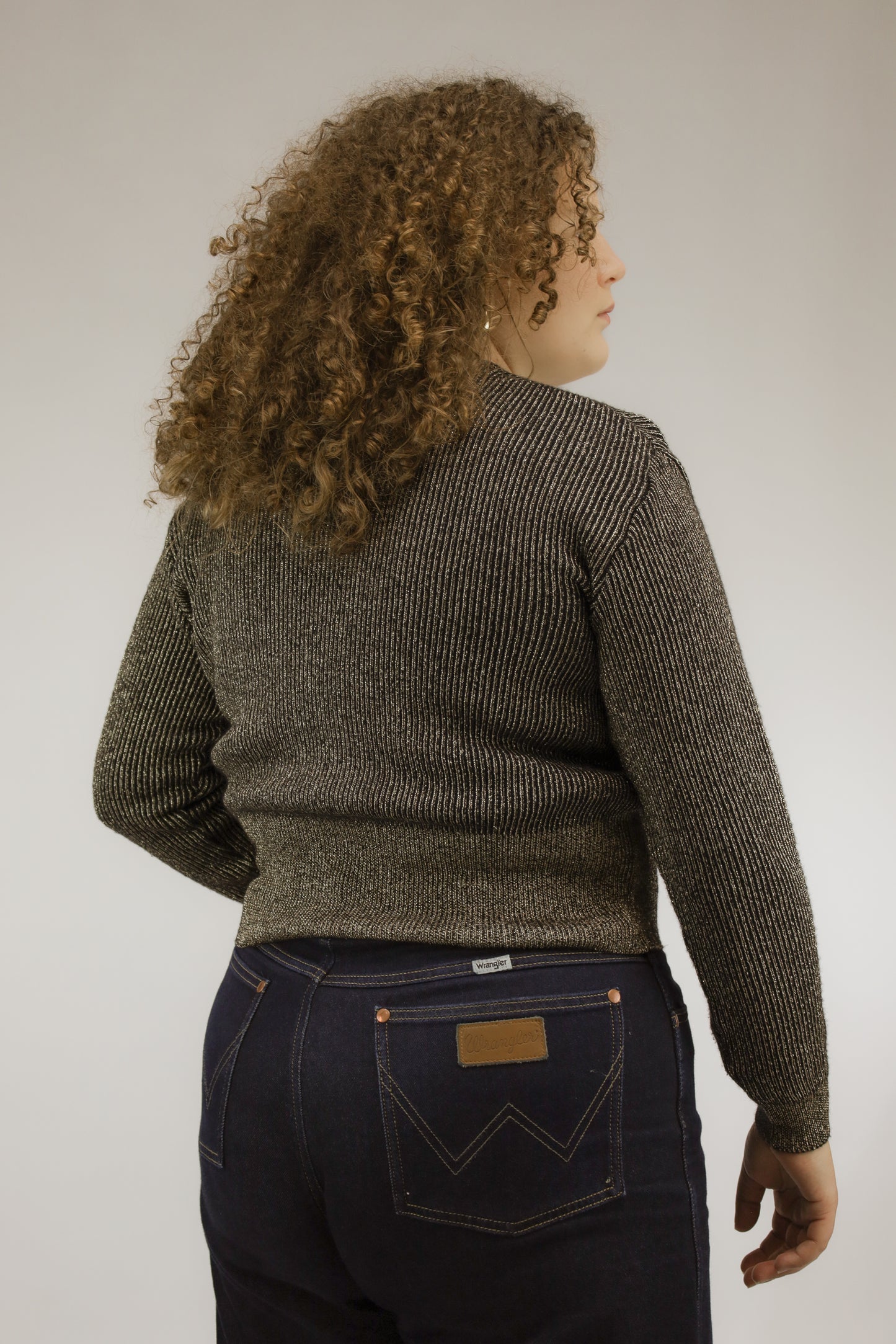 Achteraanzicht van zwart vintage gebreid vest met glitteraccent