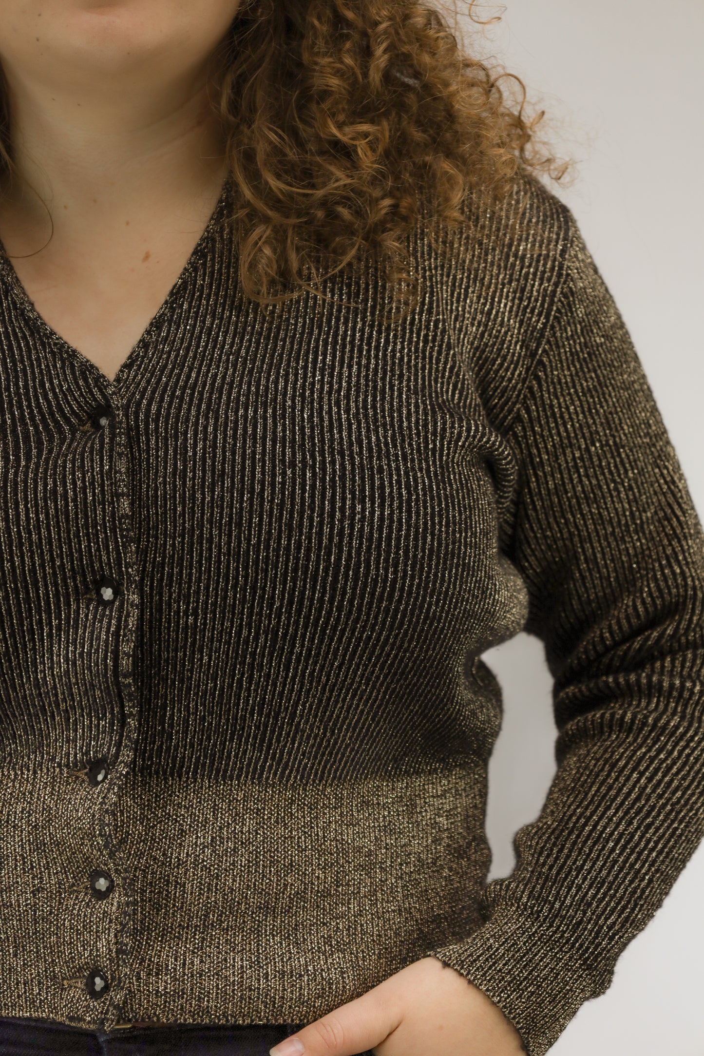 Detail van glitterdraad in zwarte gebreide stof van vintage vest