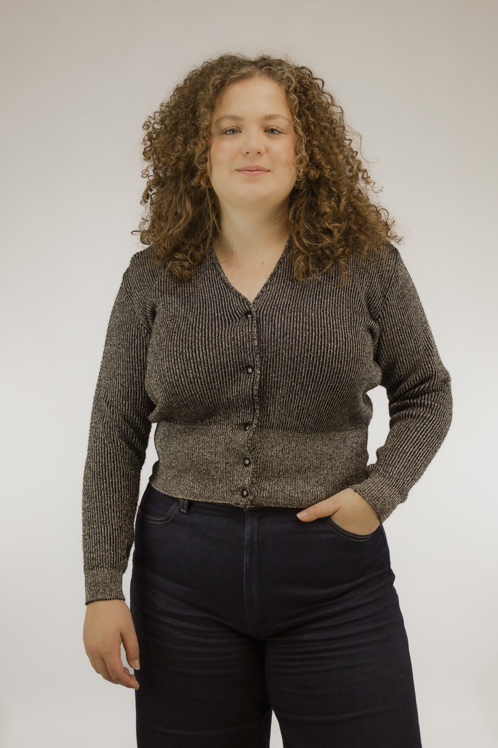 Vintage gebreid vest met zwarte basis en subtiele glitterdraad, V-hals, vooraanzicht