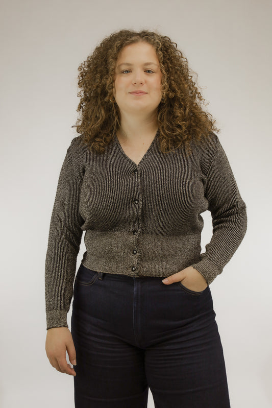 Vintage gebreid vest met zwarte basis en subtiele glitterdraad, V-hals, vooraanzicht