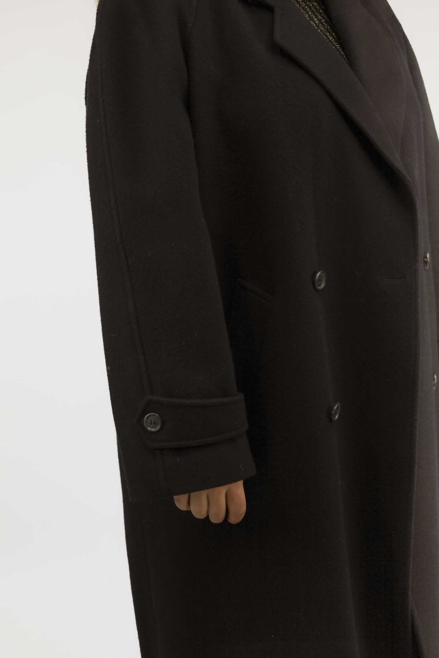 Detail van wollen stof en double-breasted knopen van zwarte vintage mantel