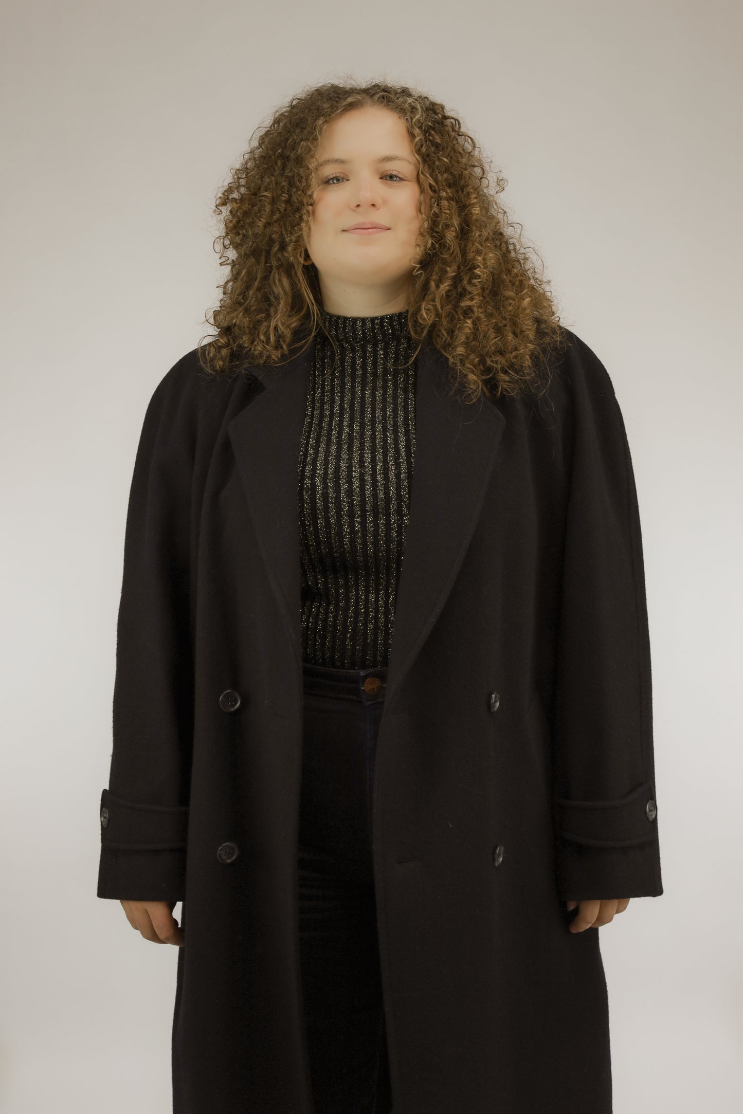 Lange zwarte vintage wollen mantel met double-breasted sluiting, vooraanzicht