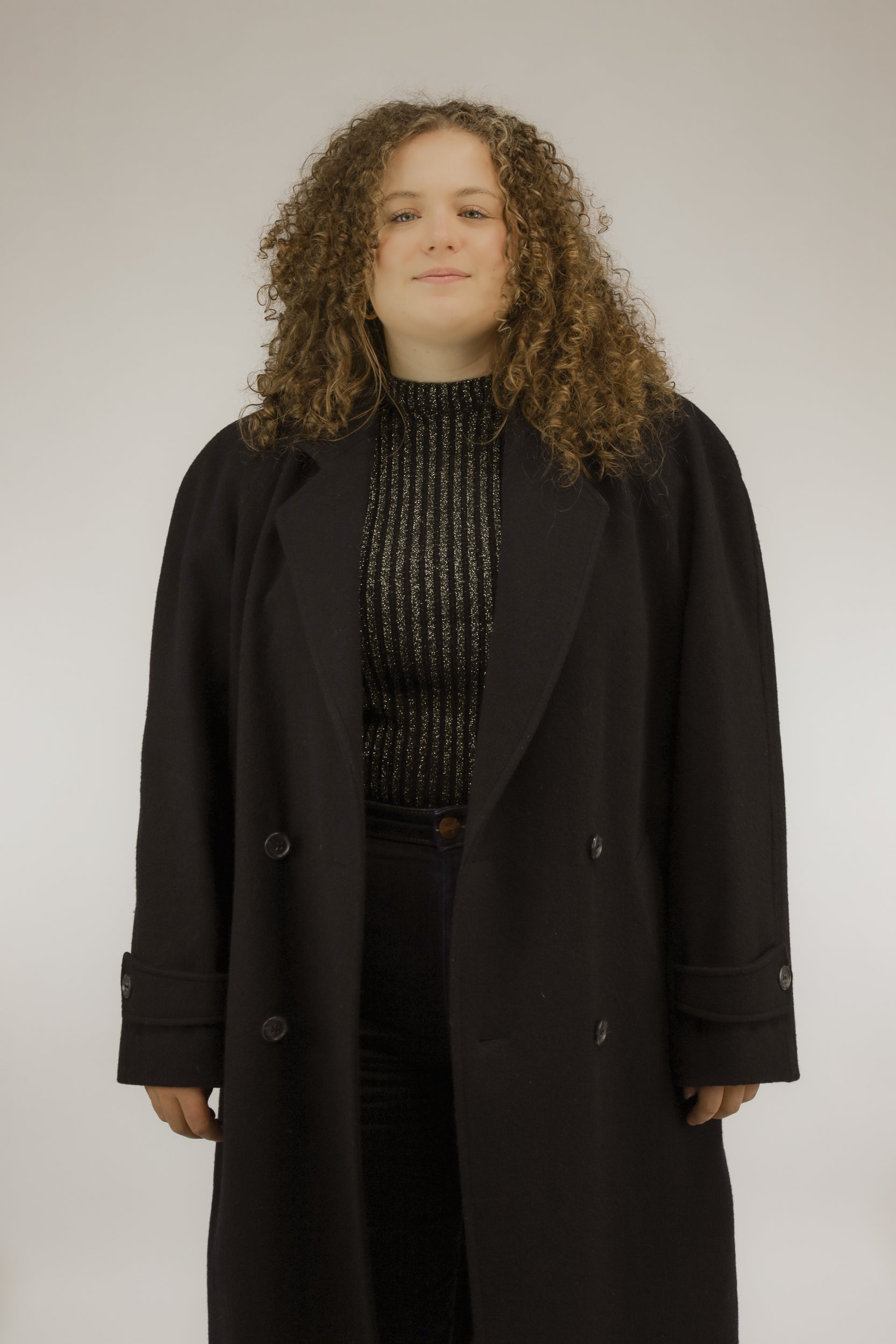 Lange zwarte vintage wollen mantel met double-breasted sluiting, vooraanzicht