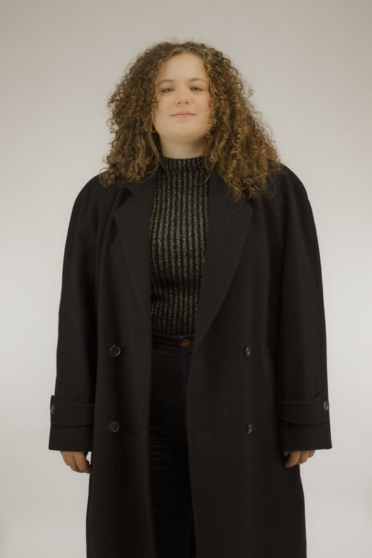 Lange zwarte vintage wollen mantel met double-breasted sluiting, vooraanzicht