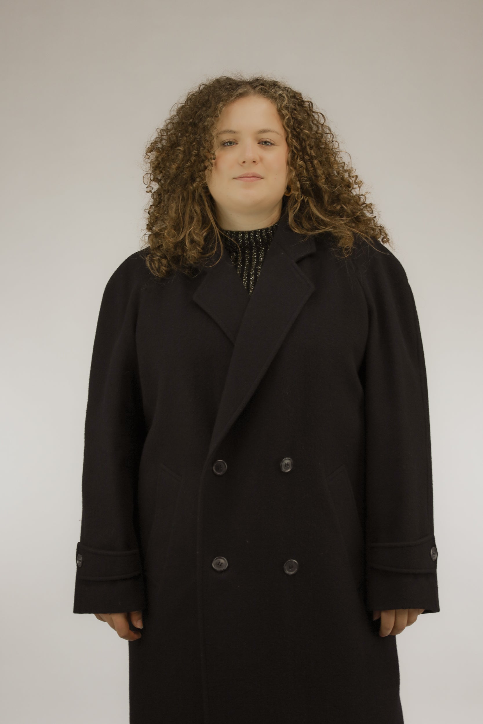 Lange zwarte vintage wollen mantel met double-breasted sluiting, vooraanzicht