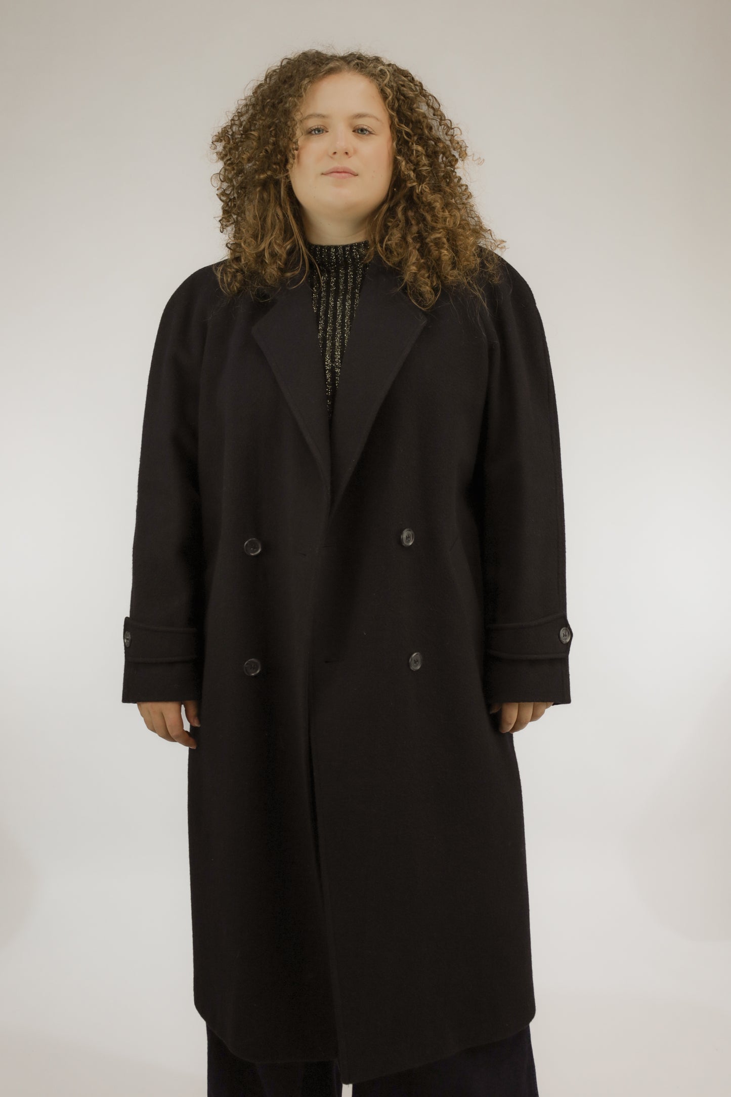 Lange zwarte vintage wollen mantel met double-breasted sluiting, vooraanzicht