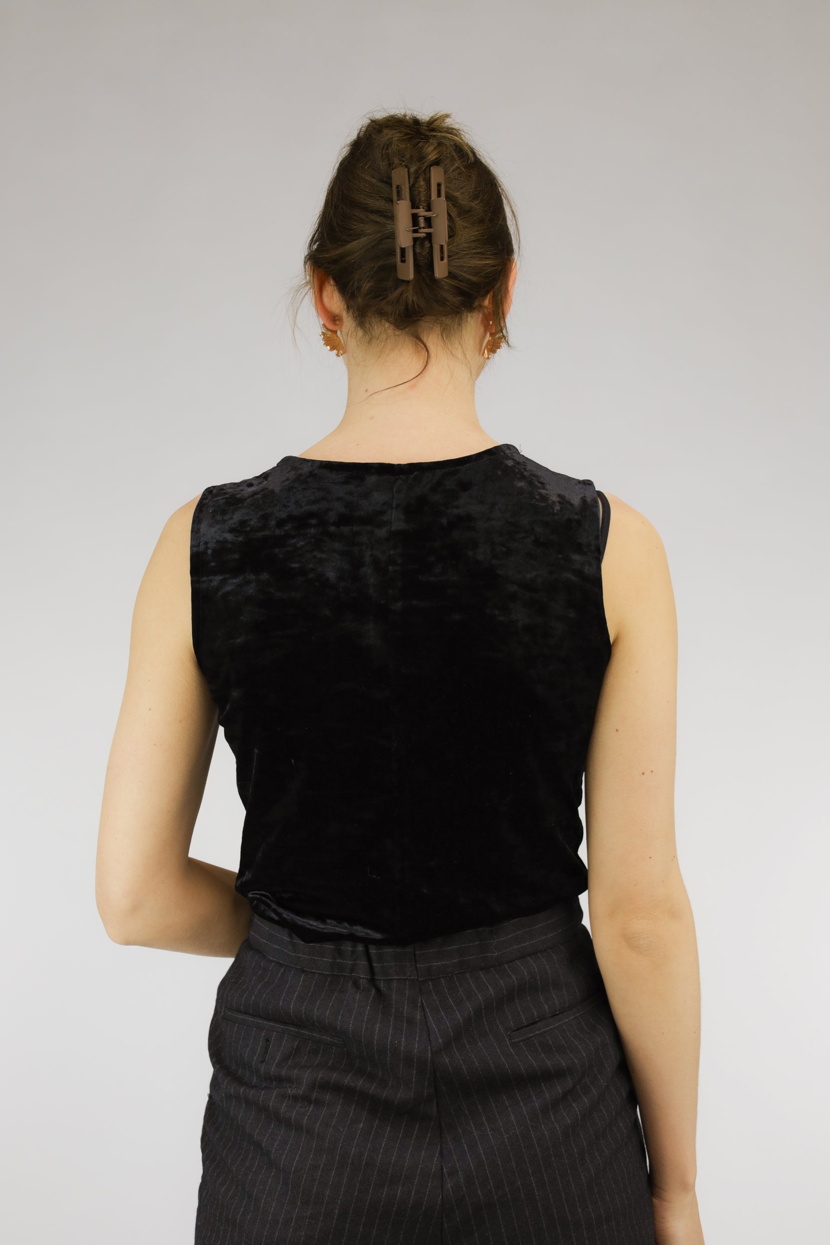 Achteraanzicht van zwarte vintage mouwloze velvet top met ronde hals