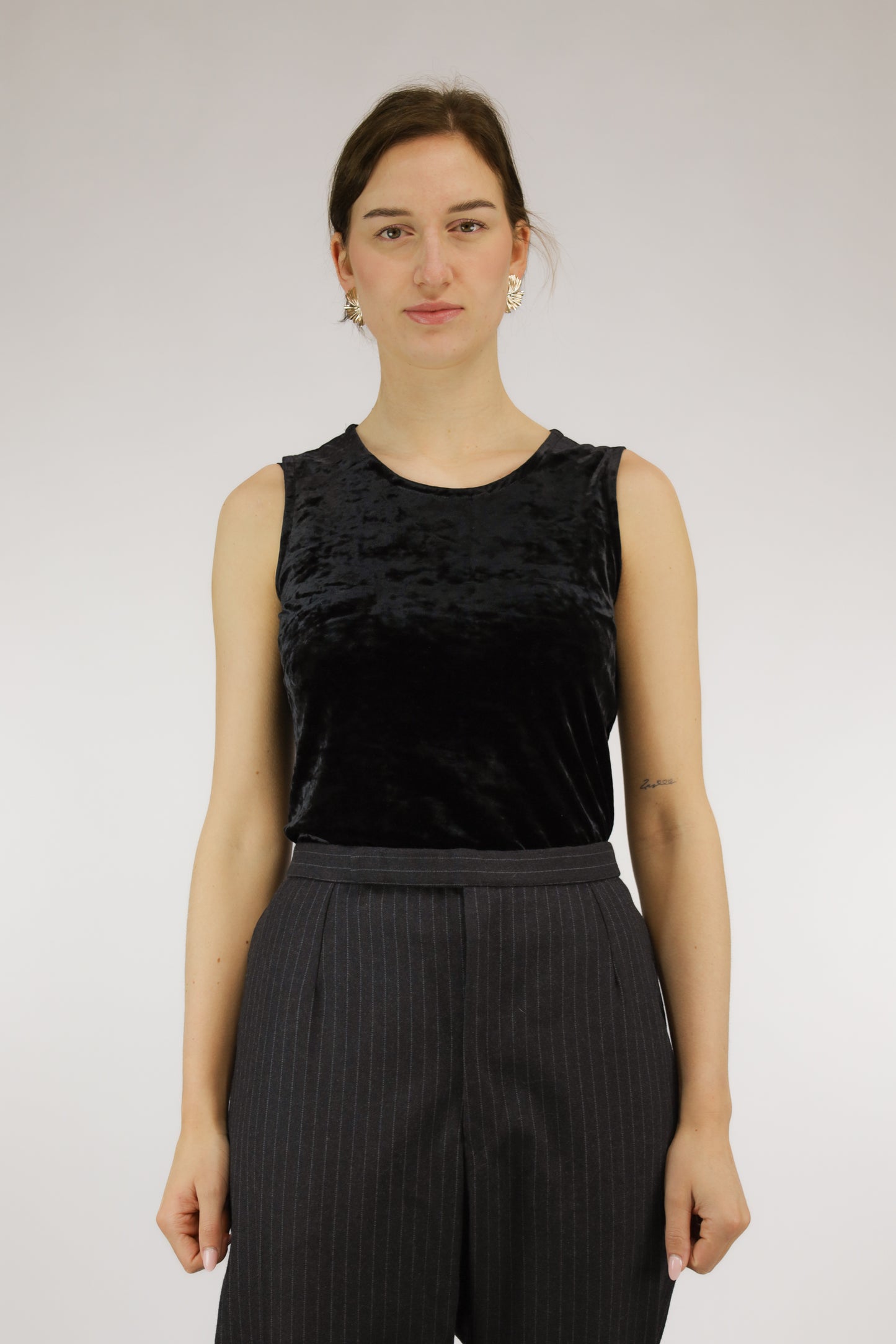 Zwarte vintage velvet mouwloze top met ronde hals, vooraanzicht